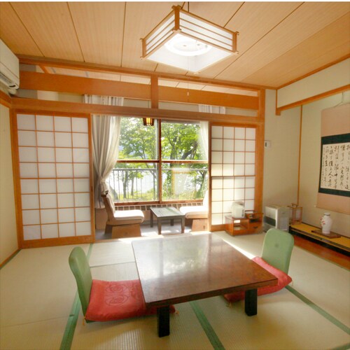 <Lake View> Japanese-style room (8 tatami mats)