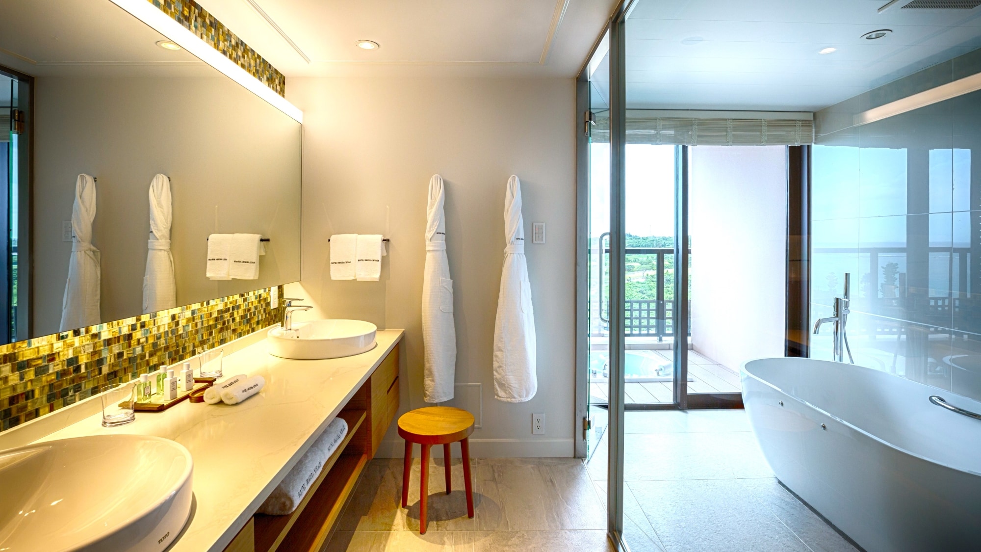 [Mirage Floor/Deluxe Suite 1 Bedroom] Spacious powder room