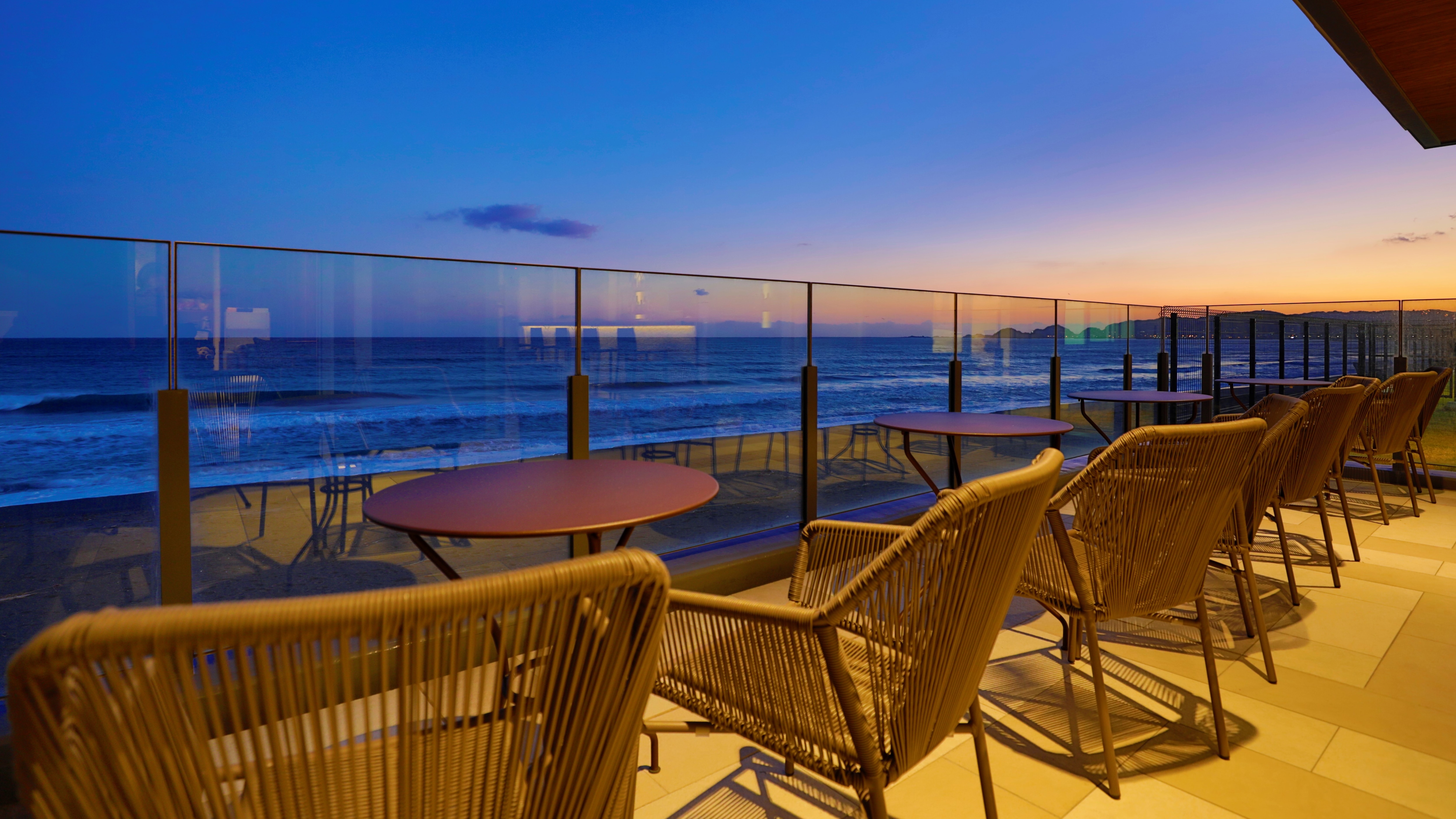 【酒吧酒廊】夏日涼爽的夜風、冬季清澈的星空、海浪的聲音，享受夢幻般的時刻。