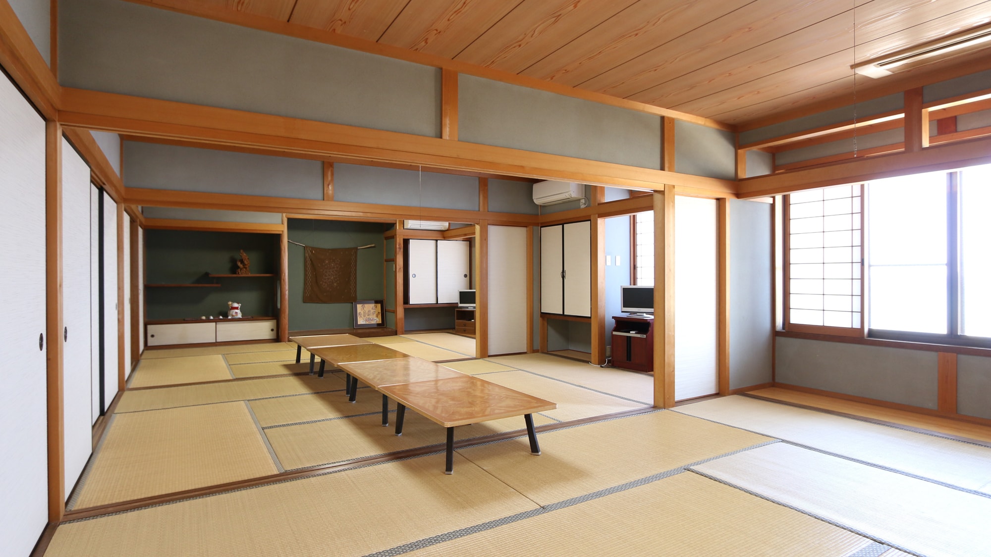 [Hall] We accept reservations for training camps and groups.