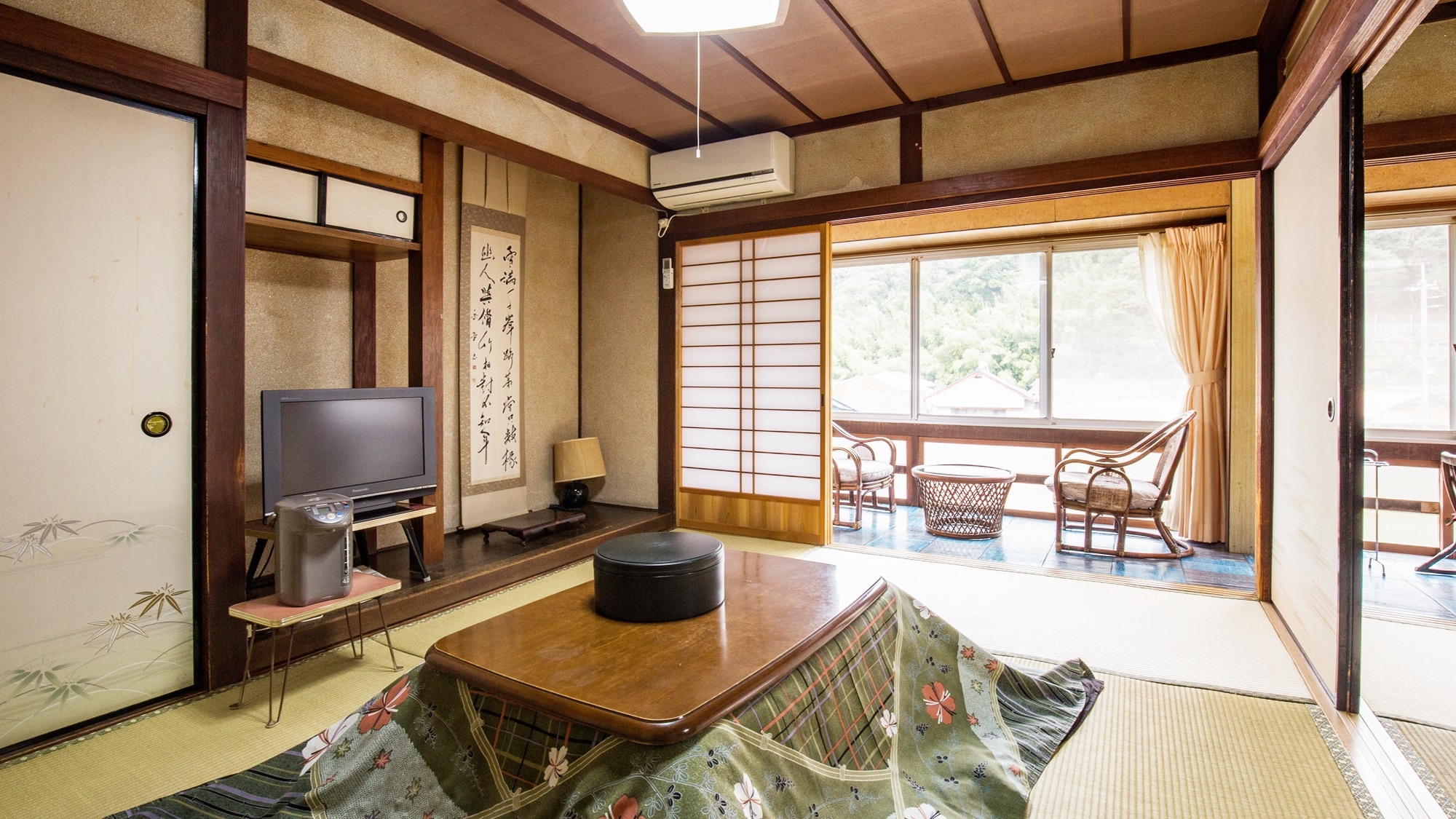 *[Japanese-style room with 12 tatami mats] A kotatsu is provided in the room in winter.