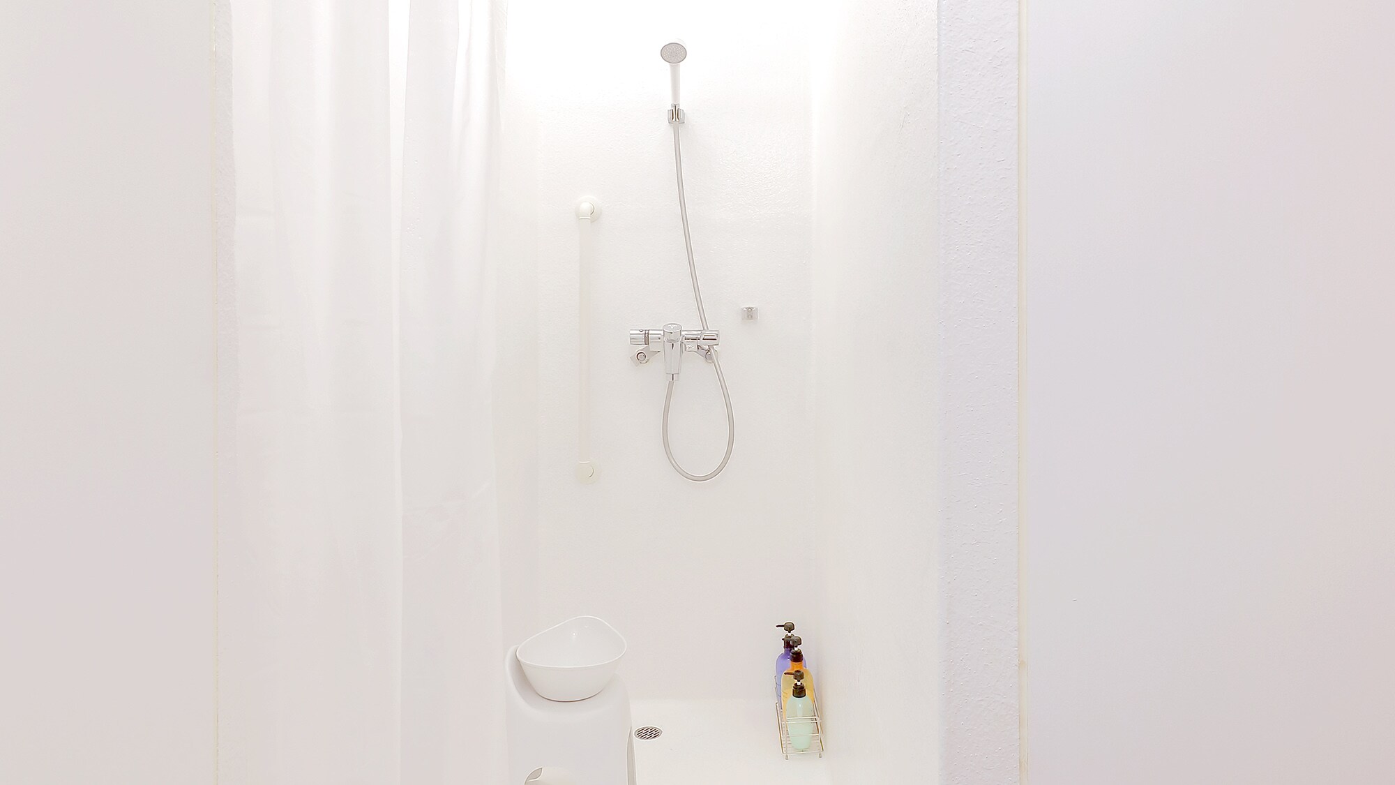 ・ Shampoo, conditioner and body soap are available in the shower room.