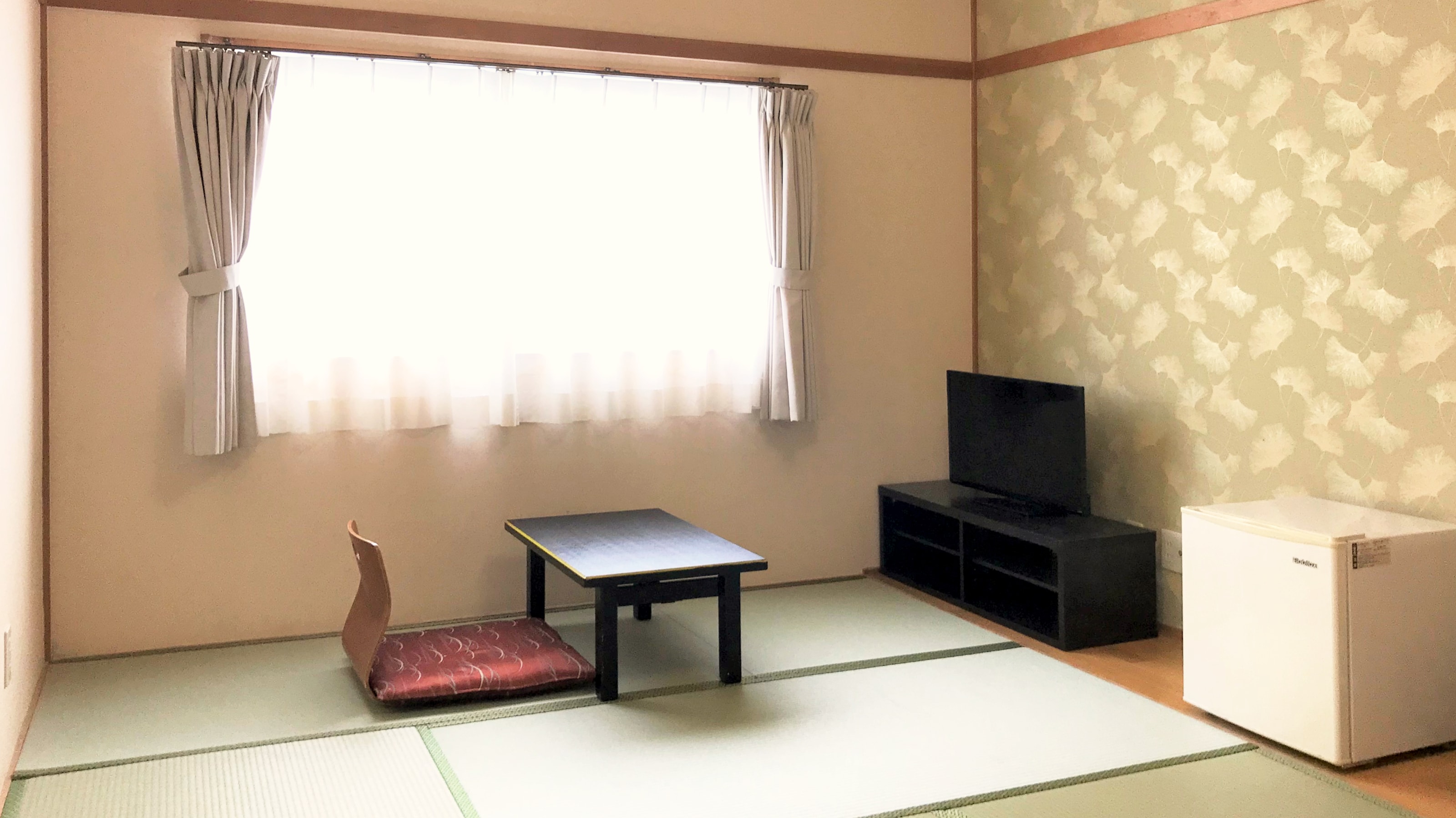 Japanese-style room 8 tatami mats (parking lot side)