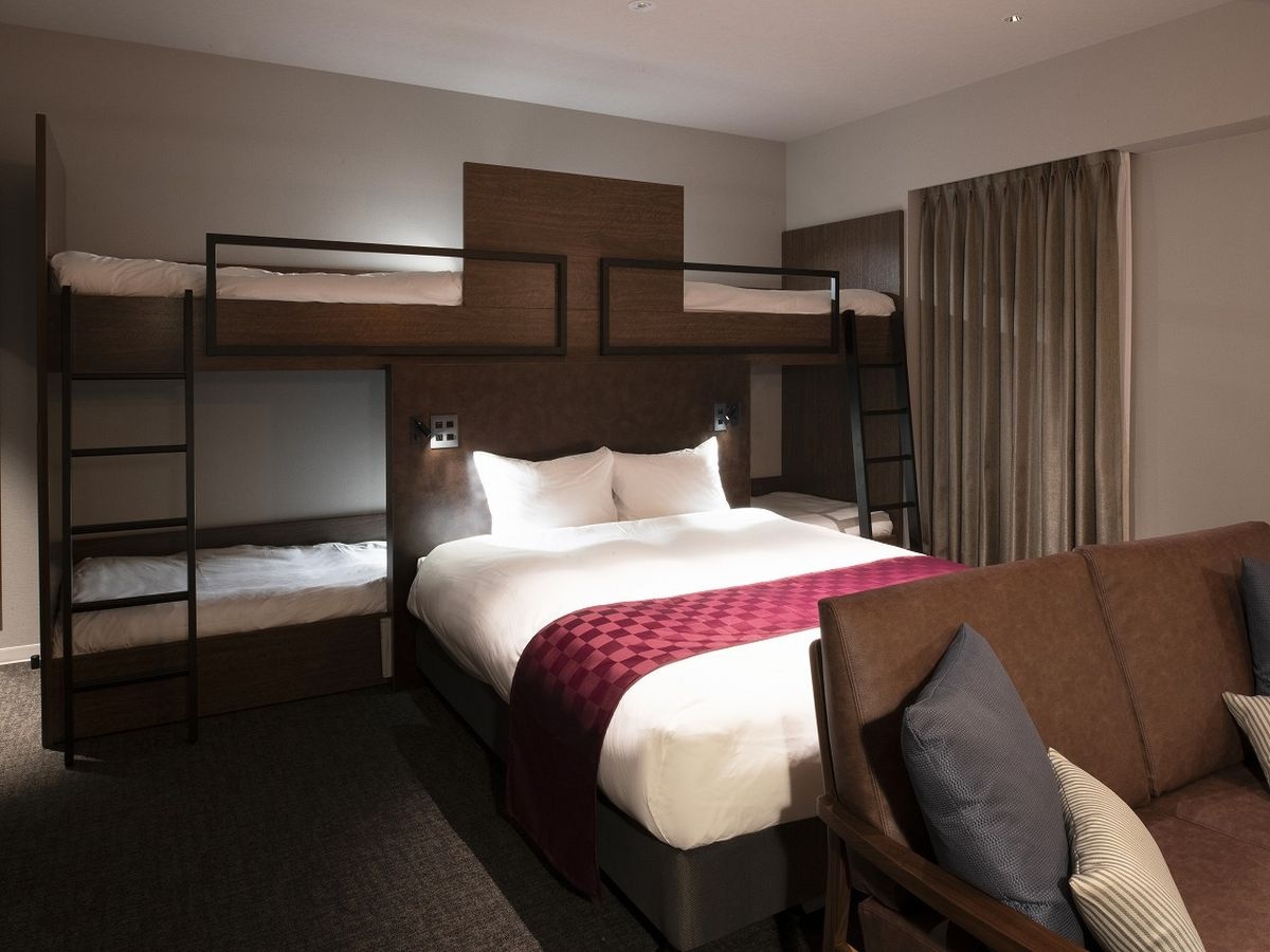 [Deluxe Queen + 2 Loft Beds for up to 6 people] Please use the Queen Double Bed for 1 person.