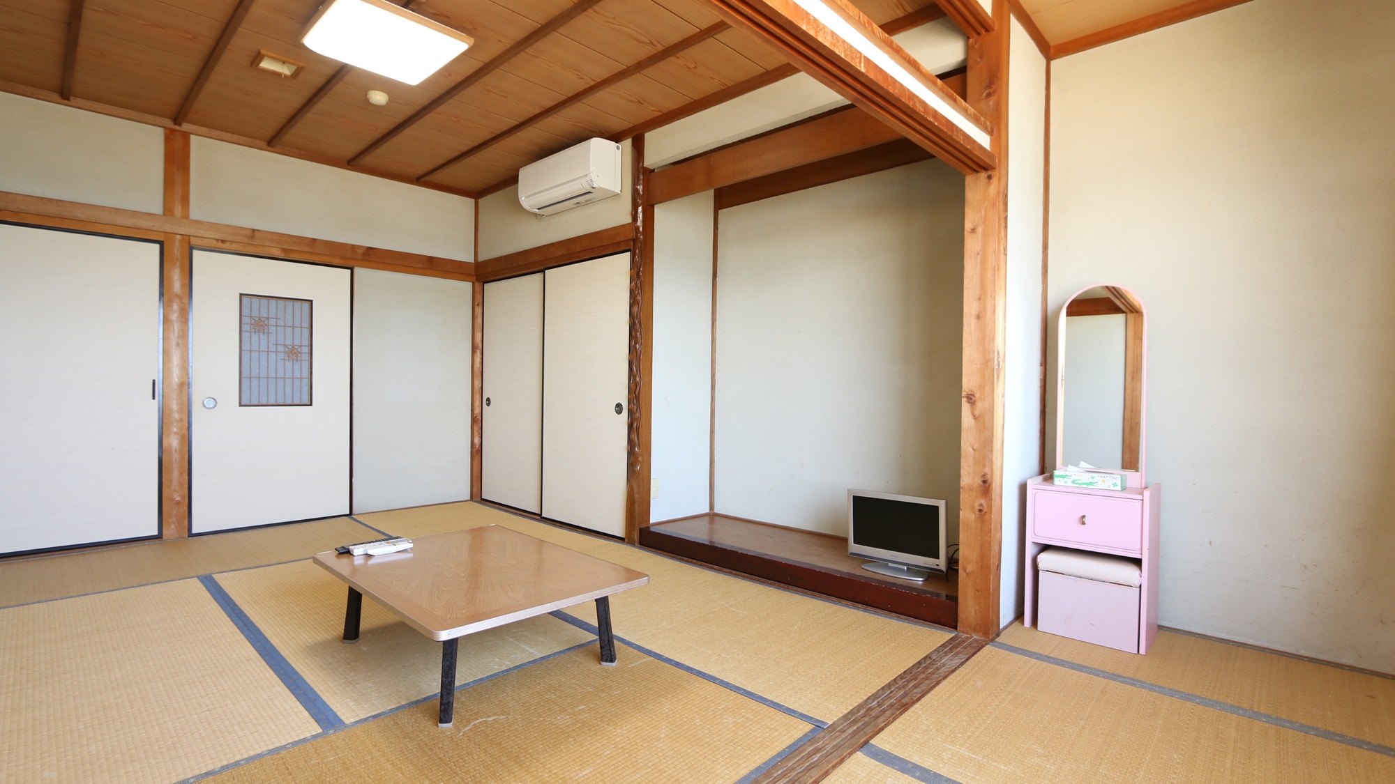 Relaxing Japanese-style room with ocean view. The sea spreads out before your eyes.