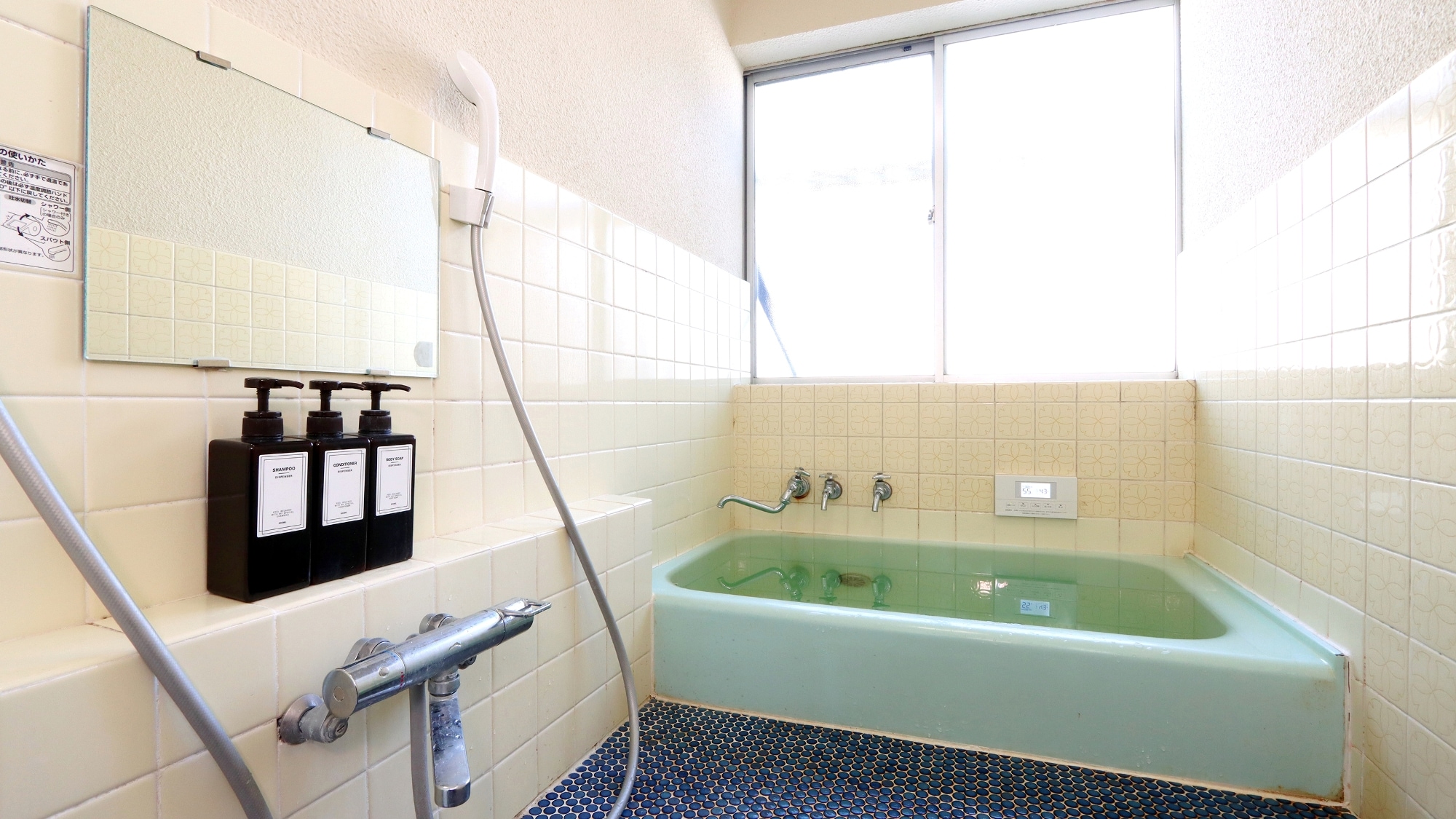 [Bath] Indoor bath for women. Gokayama Onsen Oze no Yu (herb hot spring) is gentle on the skin and warms the body well.