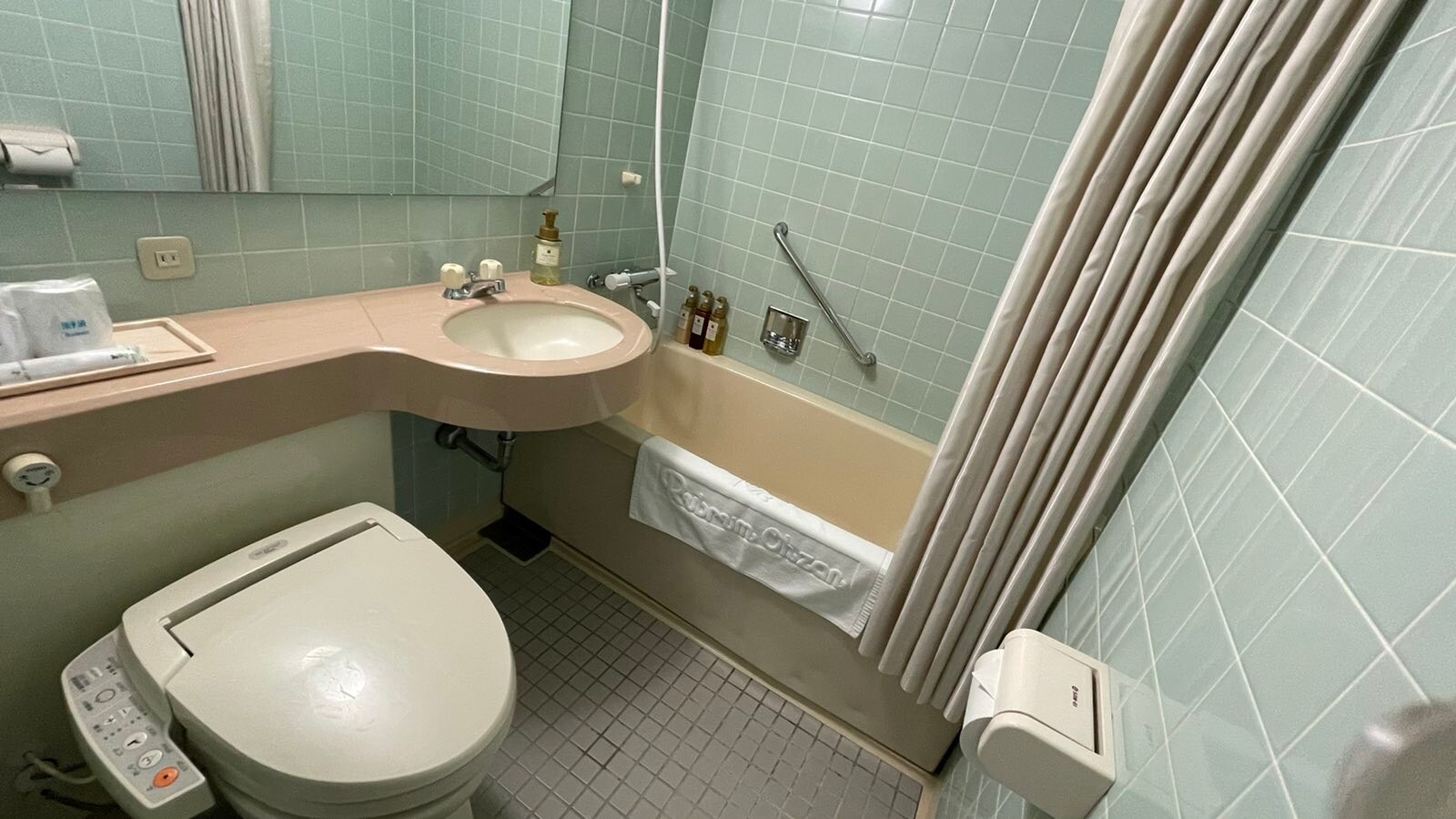 Twin room unit bath