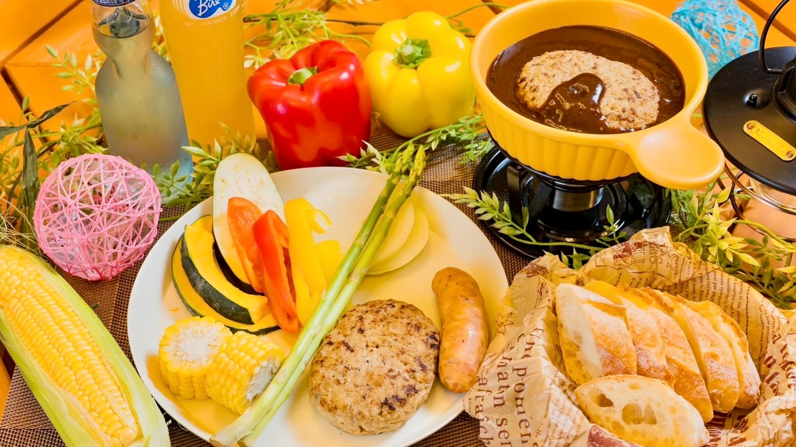 ภาพอาหารค่ำสำหรับเด็ก: เราได้เตรียมเมนูที่ประกอบด้วยแฮมเบอร์เกอร์ตุ๋นเป็นหลัก