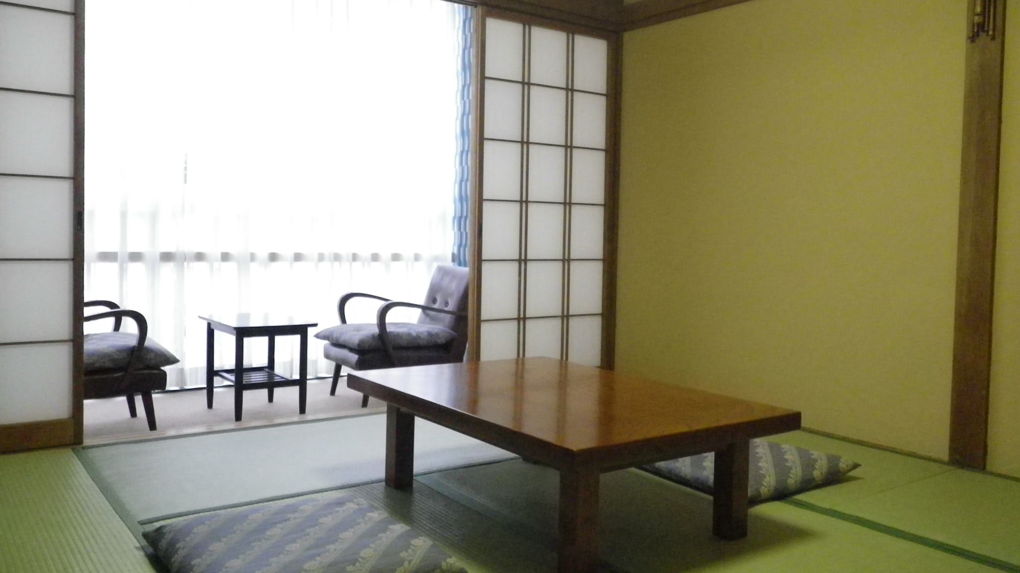 *Room (example) Stretch out your legs and relax in the tatami room.