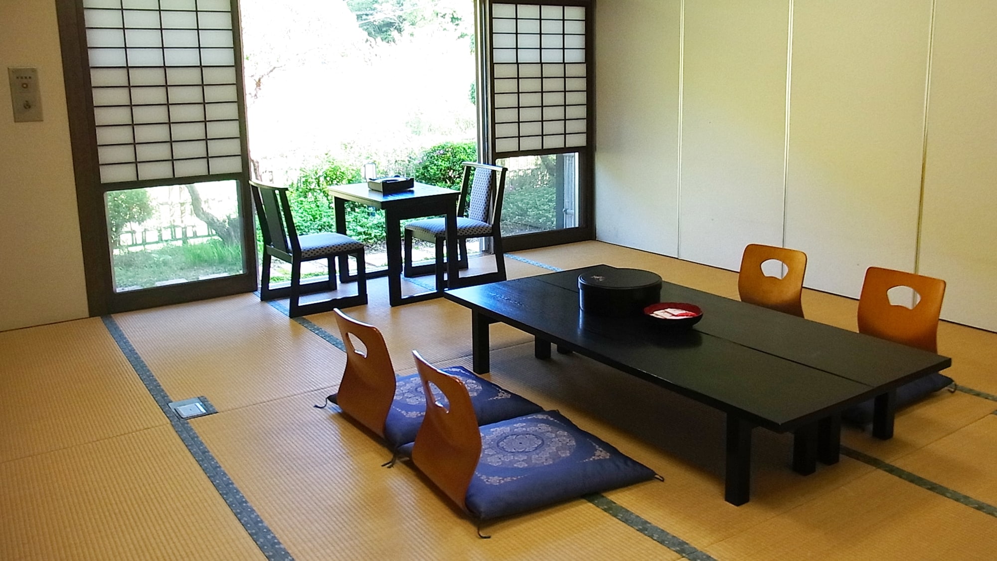 *[Example of a Japanese-style room] A quiet room where you can relax and unwind.