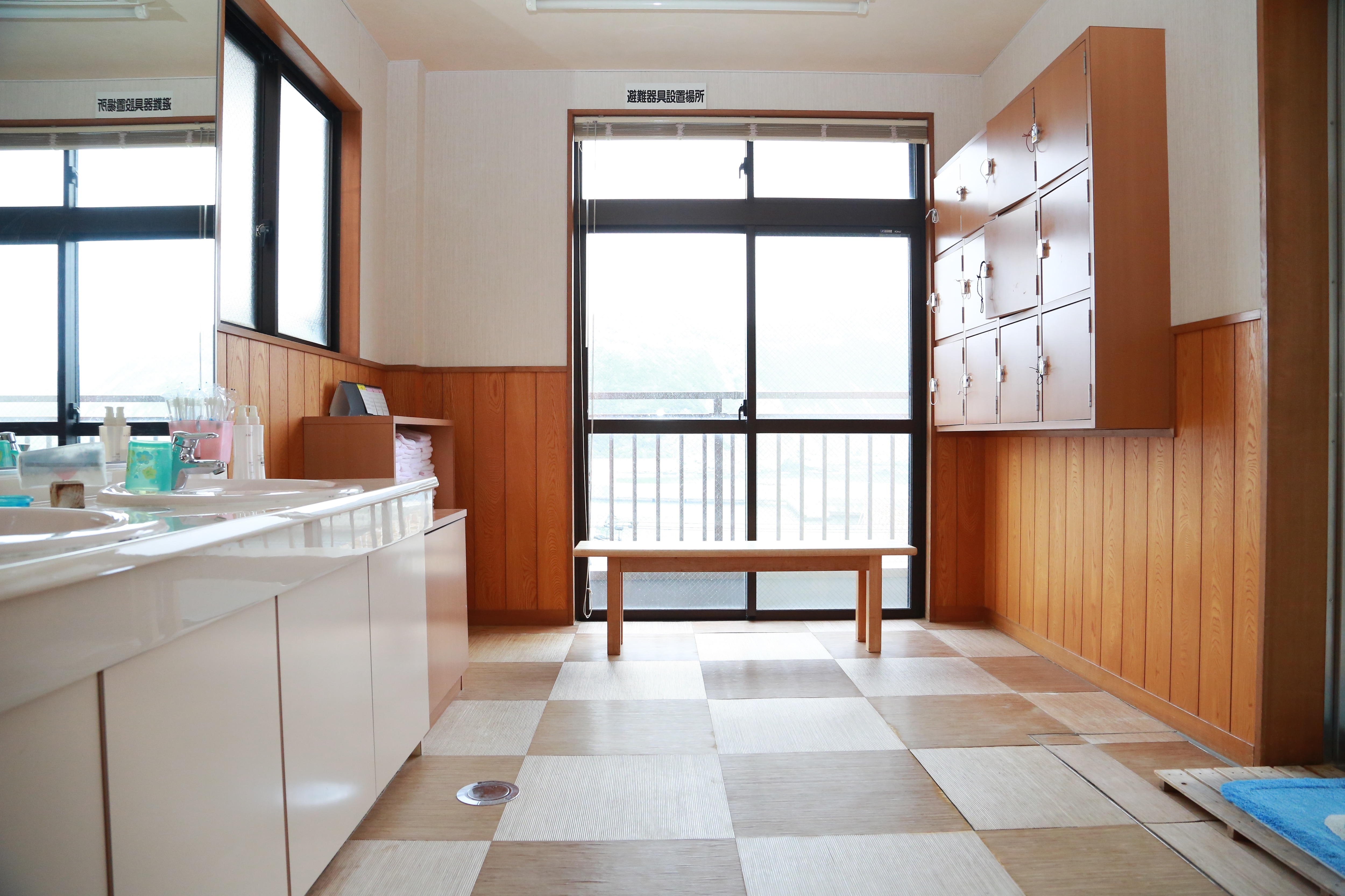 Khăn tắm, máy sấy tóc, bàn chải đánh răng và các vật dụng khác luôn có sẵn trong phòng thay đồ.