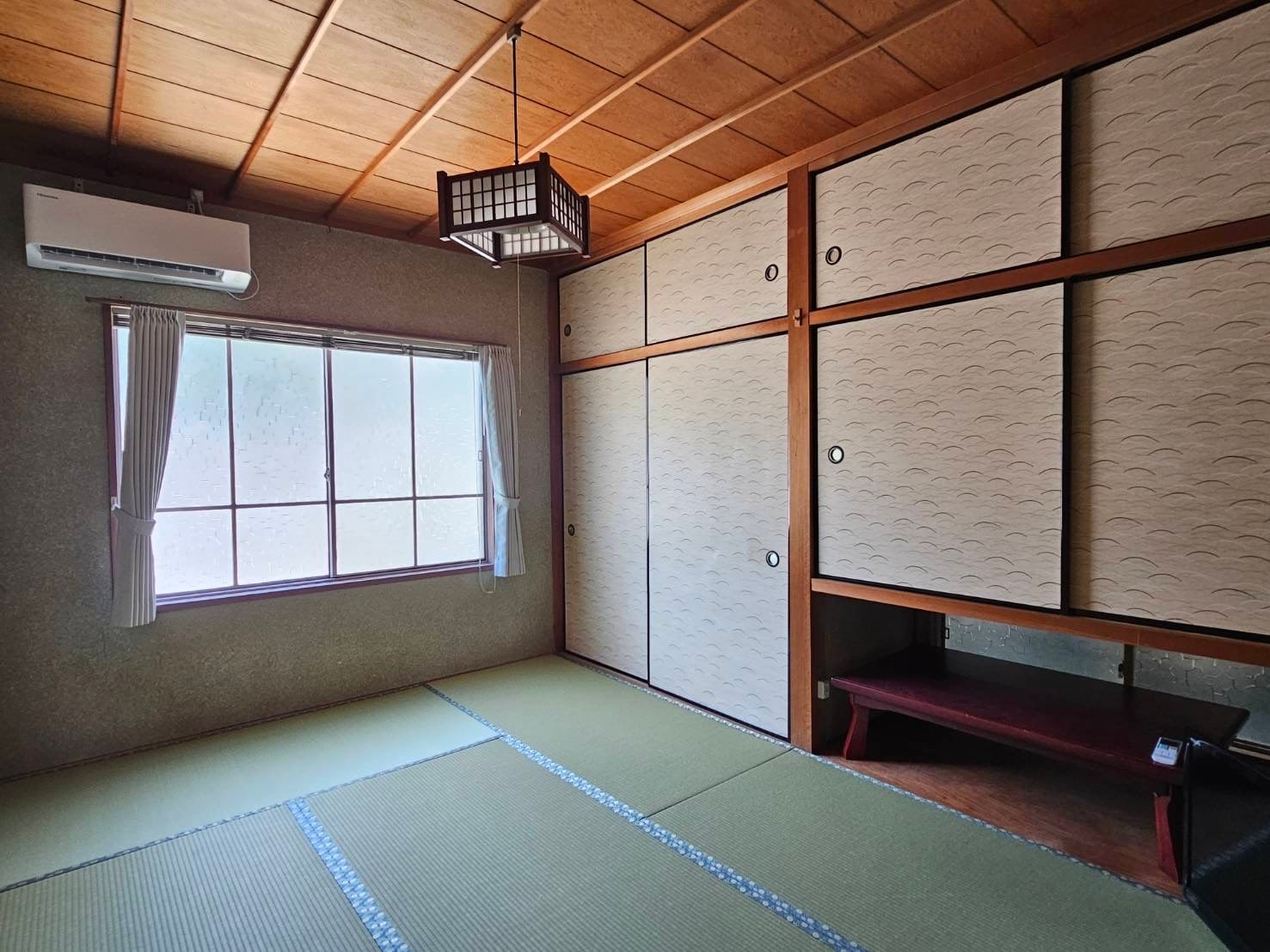Second floor Japanese-style room (6 tatami mats) (accommodates up to 3 people)