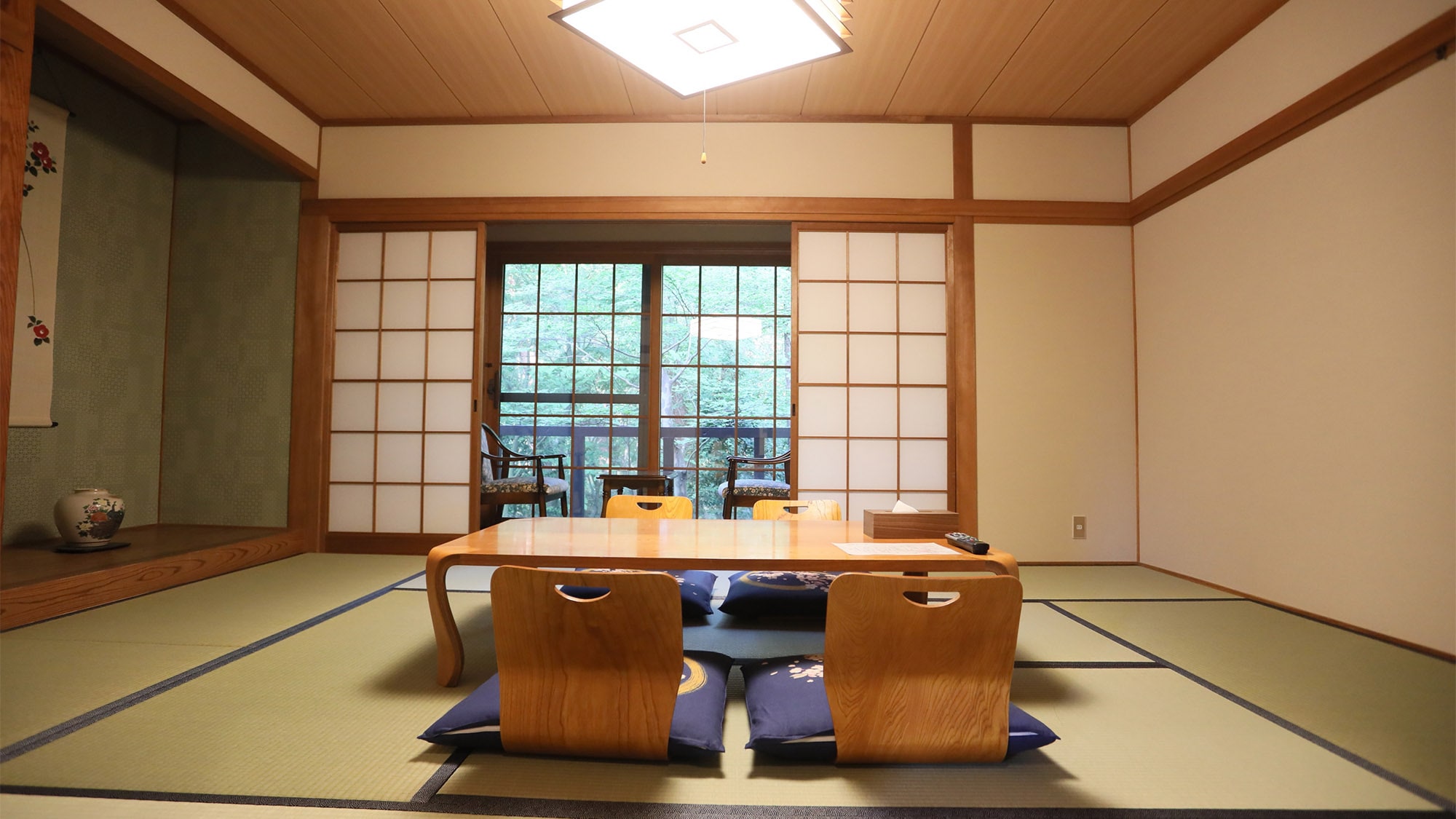 ・ <Japanese-style room> A room that makes you feel the Japanese atmosphere.