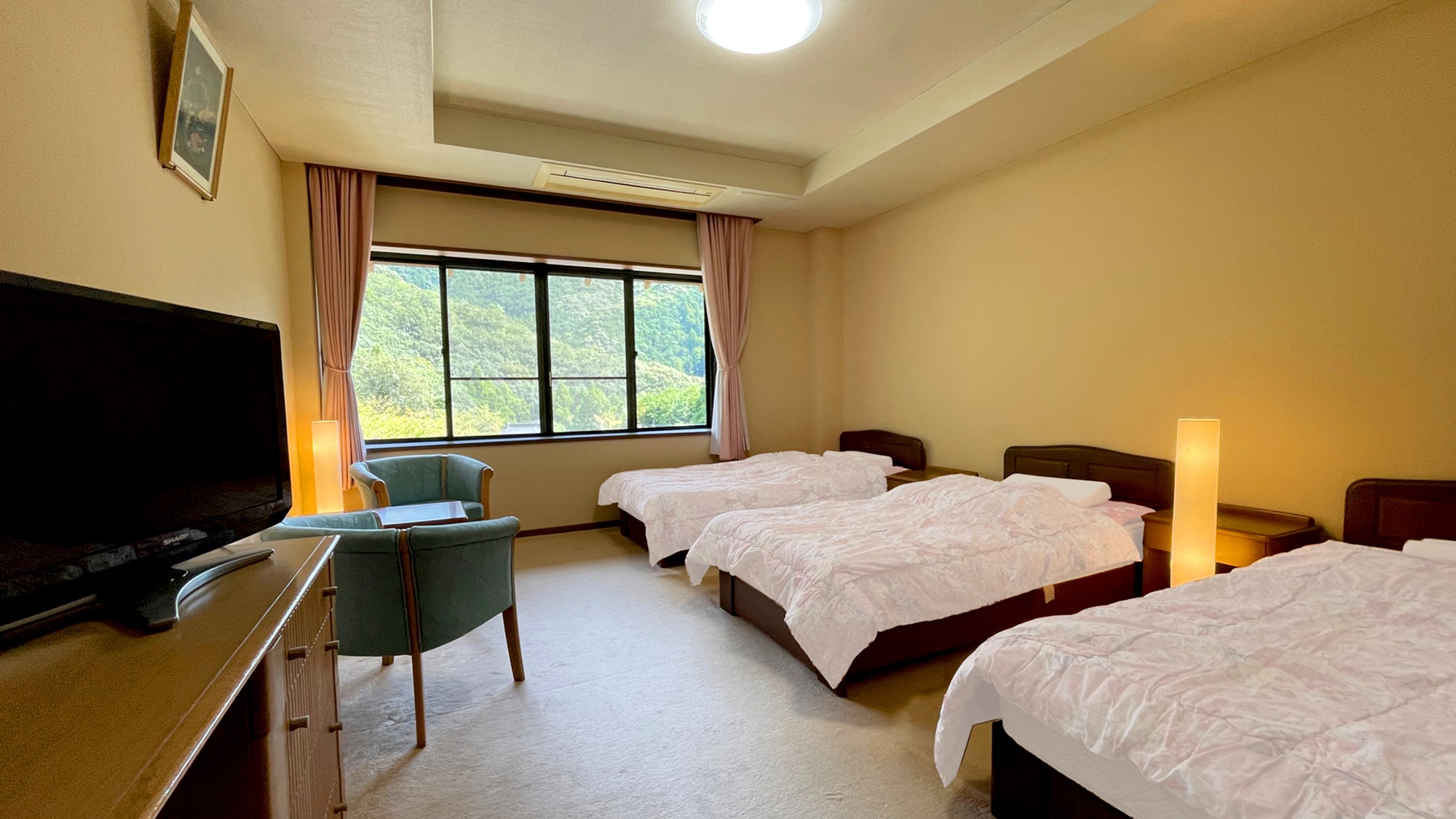 [อาคารที่พัก/ห้องพักชั้น2 สไตล์ตะวันตก] ห้องพักสไตล์ตะวันตกนี้แนะนำสำหรับท่านที่ชอบพักผ่อนบนเตียง สามารถพักได้สูงสุด 3 ท่าน