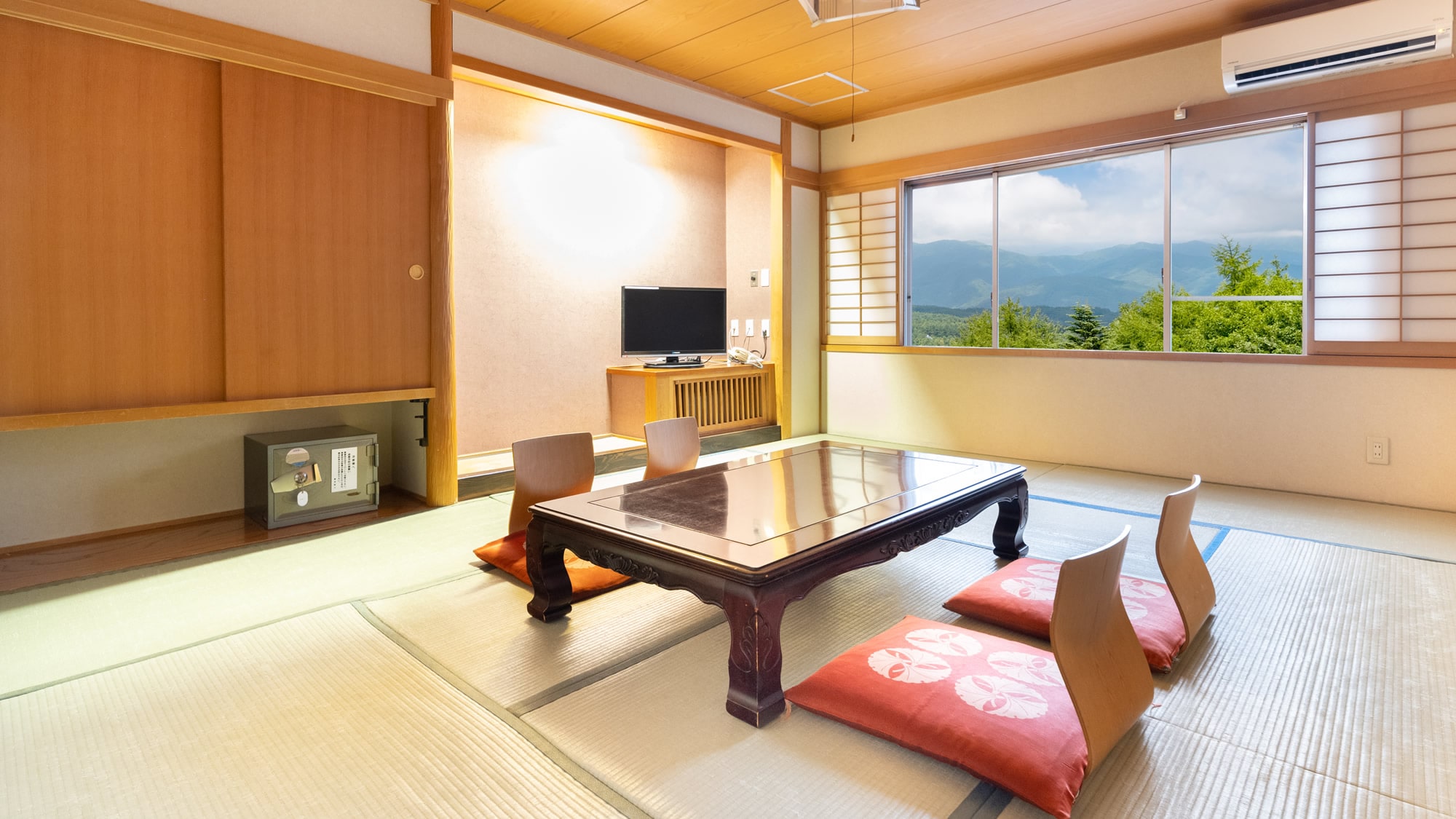 [Japanese-style room 10 tatami mats + 8 tatami mats] Room with two independent Japanese-style rooms