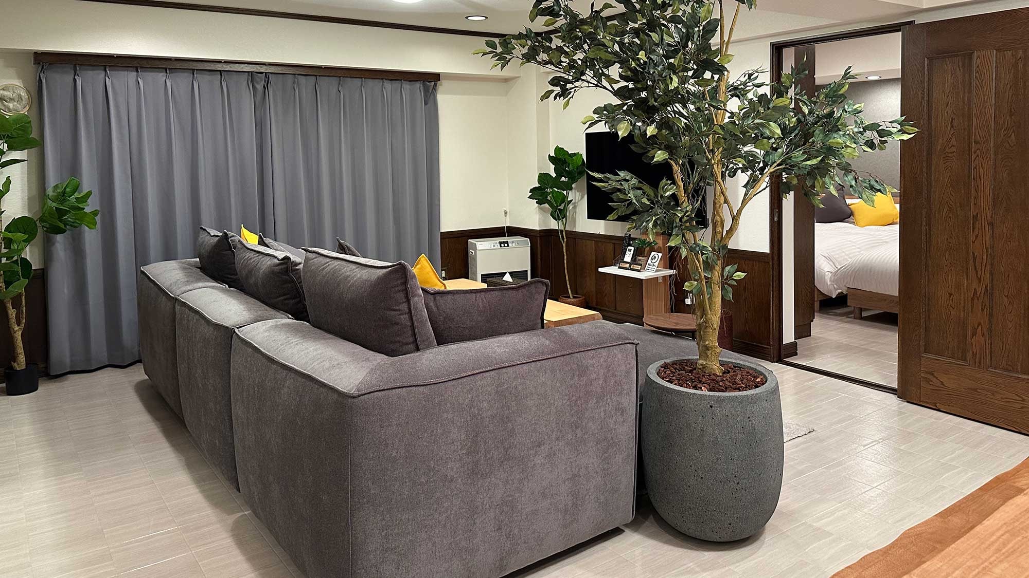 ・[5th floor] A living room with an impressive large sofa