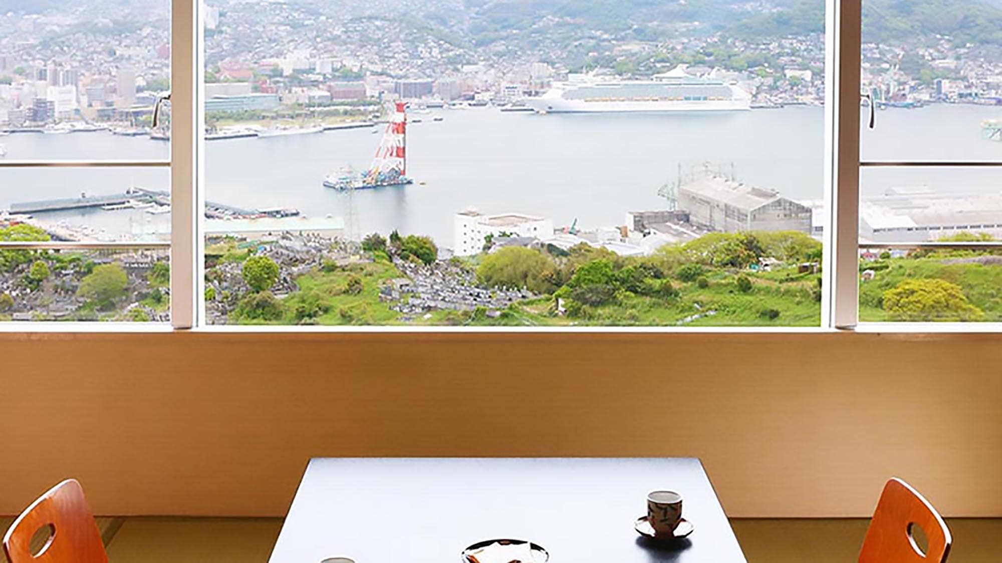 Pemandangan siang hari Pelabuhan Nagasaki dari kamar