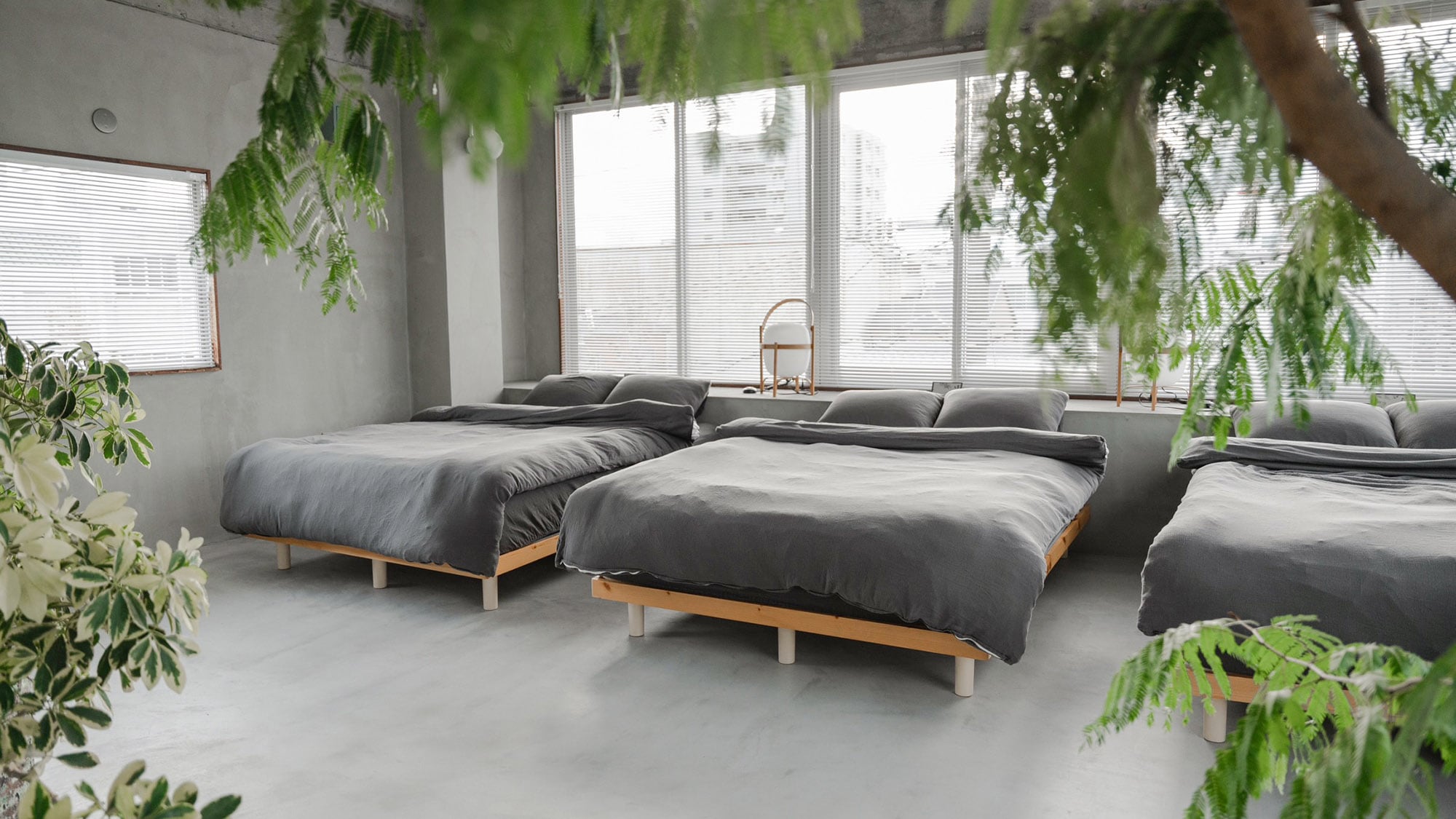 ・[Room bed] A double bed is installed near the large window.