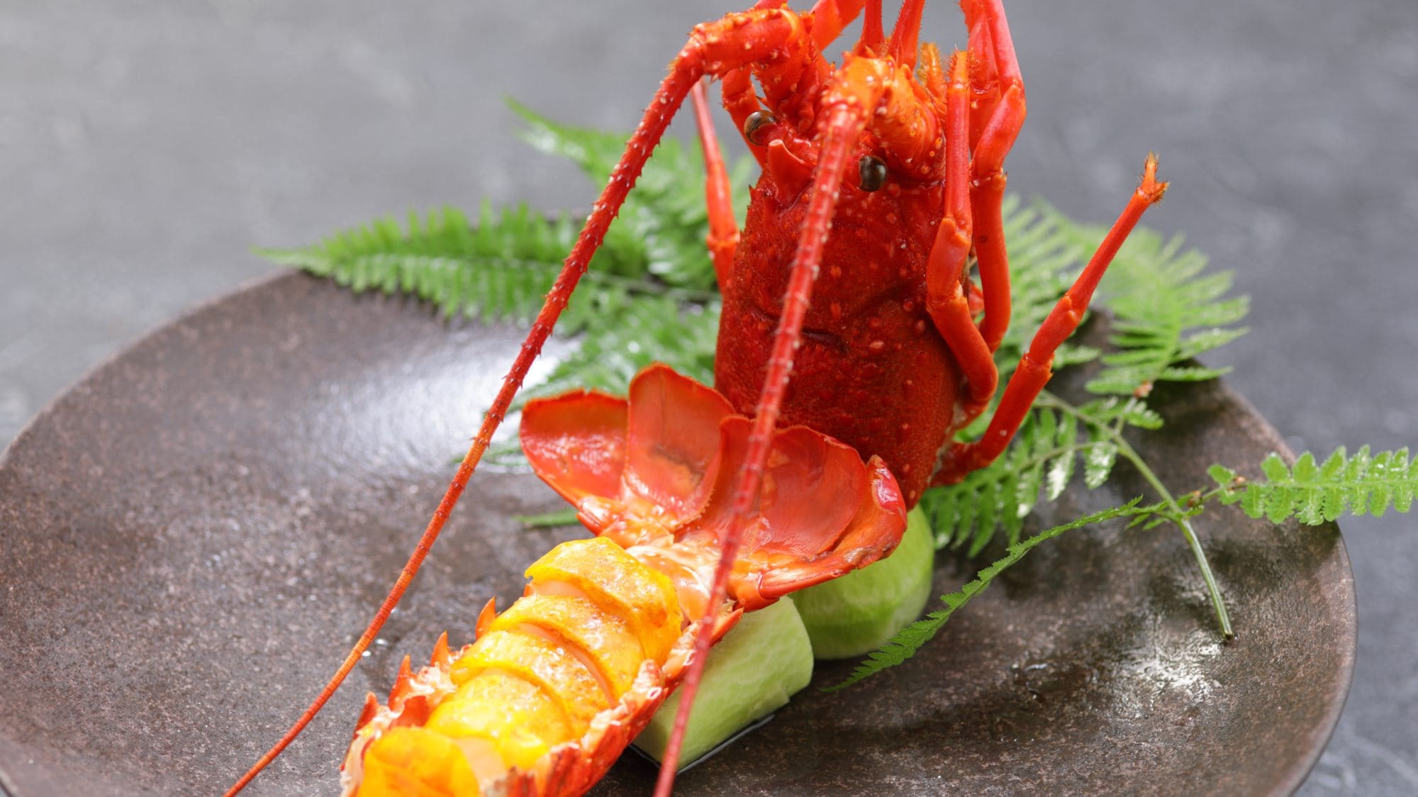 Thực đơn kaiseki sáng tạo thay đổi hàng tháng, với các nguyên liệu theo mùa được lựa chọn kỹ lưỡng và từng món ăn được chế biến tỉ mỉ.