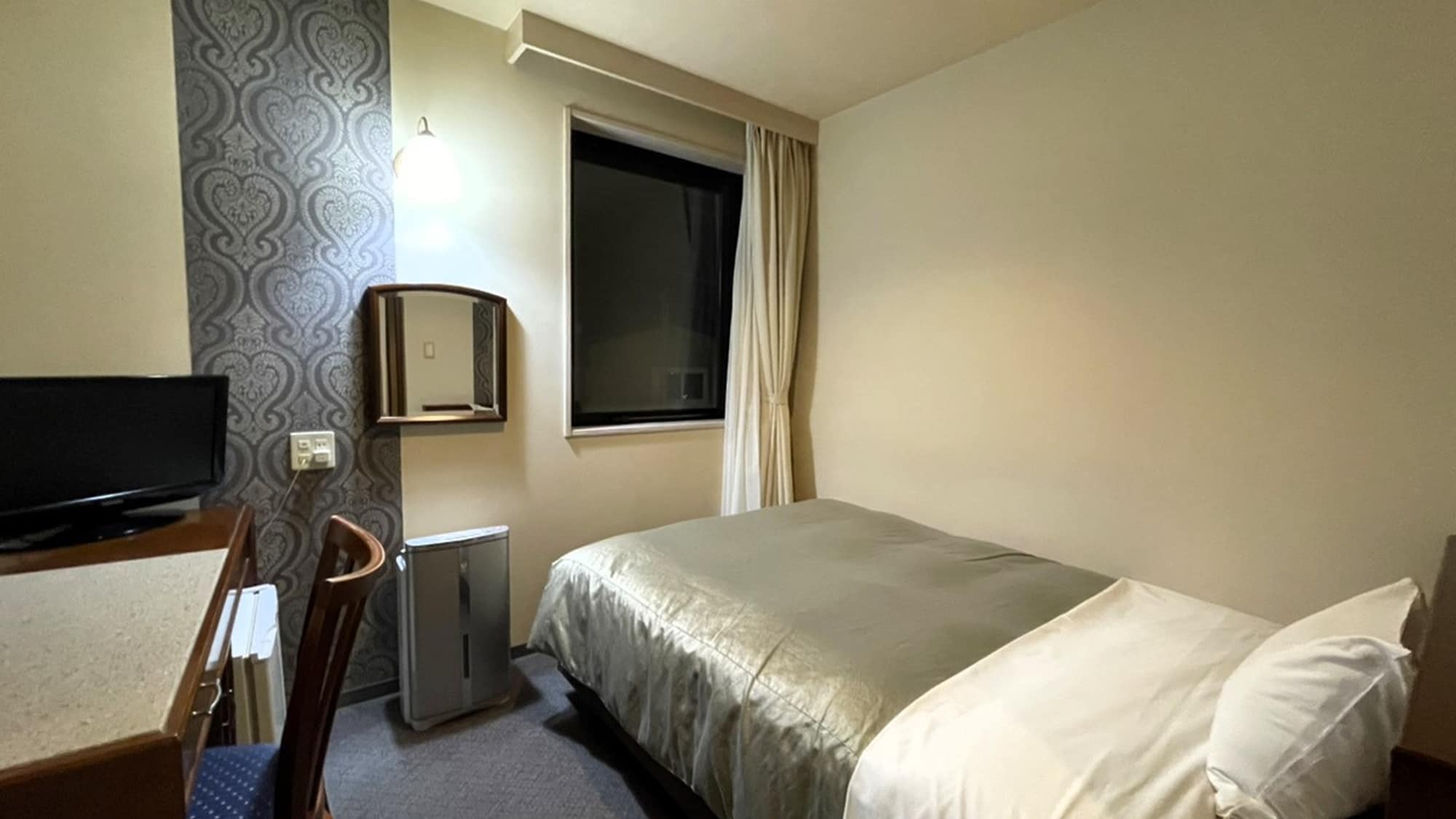Standard single room (14m²) bed width 140cm