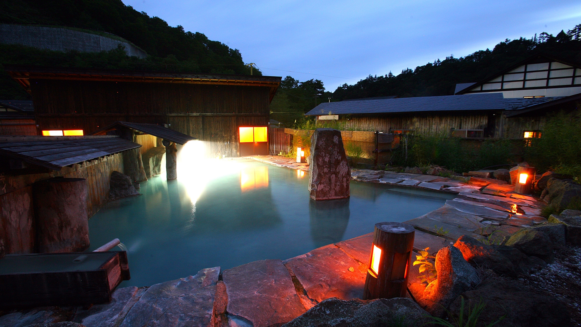*Large open-air bath - Large open-air baths for men and women. Blending into the natural scenery, it gives a sense of freedom.