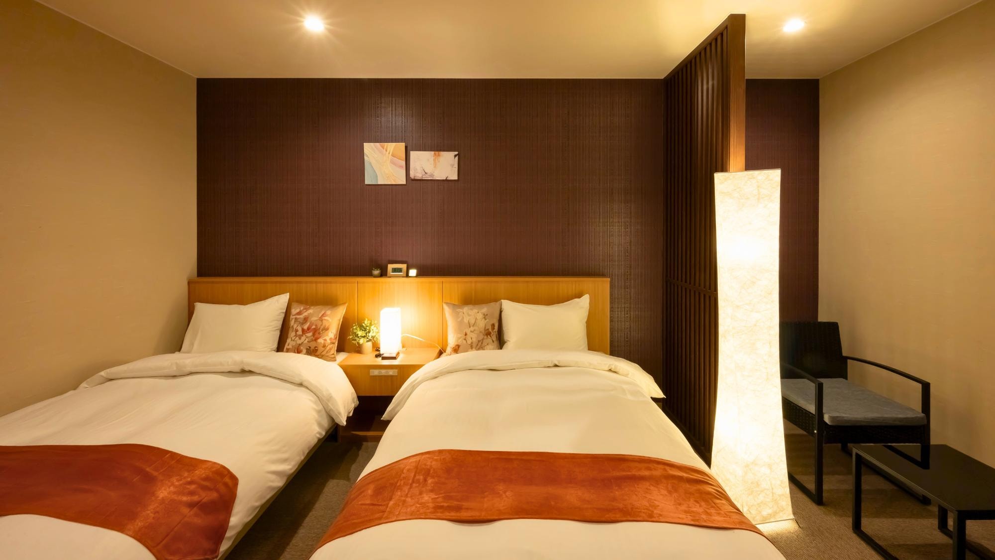 Comfort Twin "Japanese Modern" A relaxing space with warm colors that are very calming.