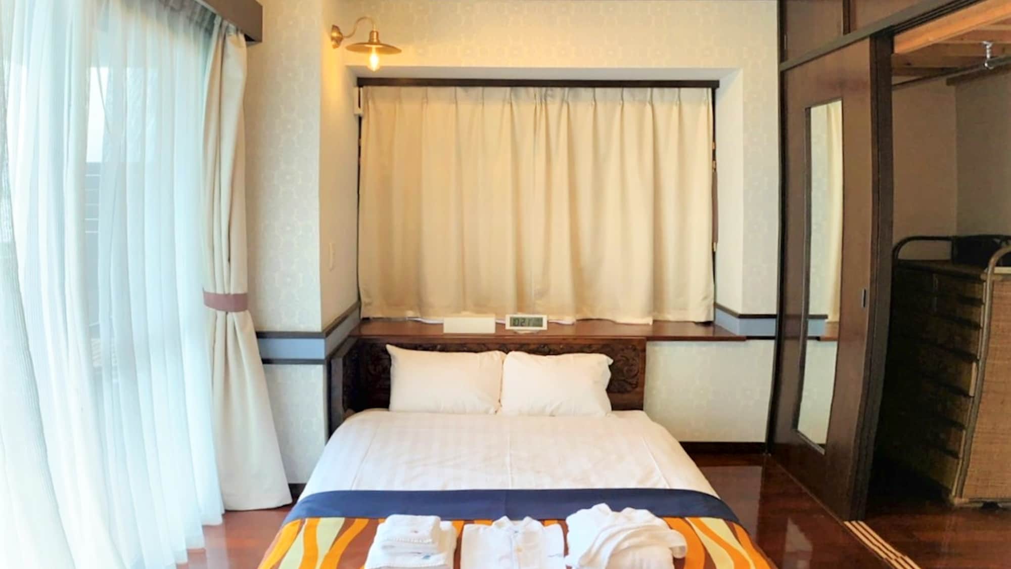 ・ <Suite room Murikabushi> There is one double bed and two semi-double beds.