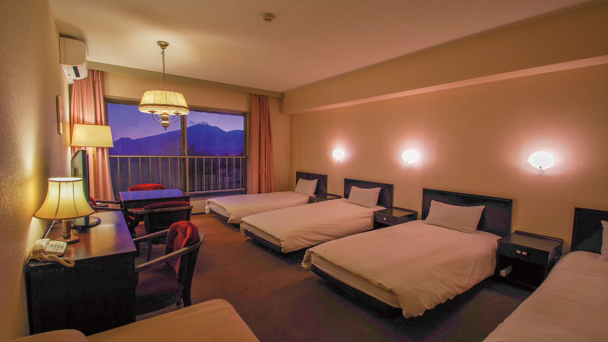 [Family Room] Perfect for groups or families to enjoy together
