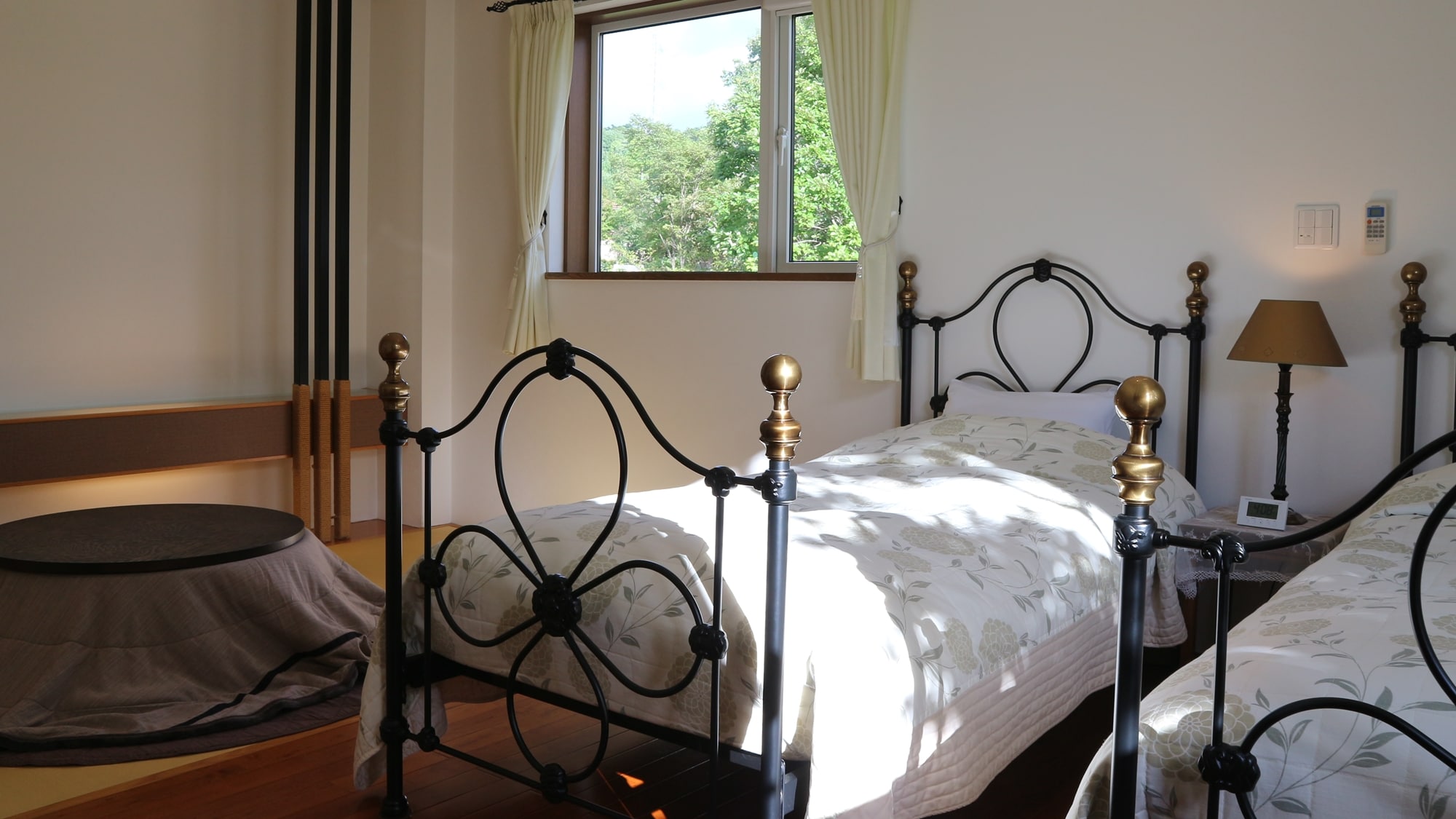 *[Omakase Japanese-Western style room 30-34㎡ (example)] You can see the scenery of the four seasons from the window.