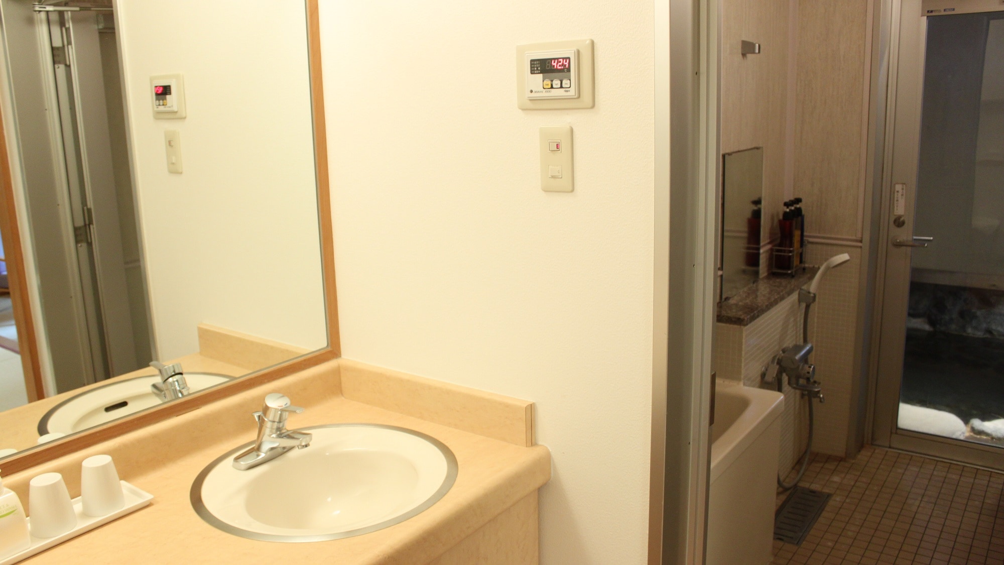 [Suehirotei with open-air bath, Japanese-style room 12.5 tatami mats]