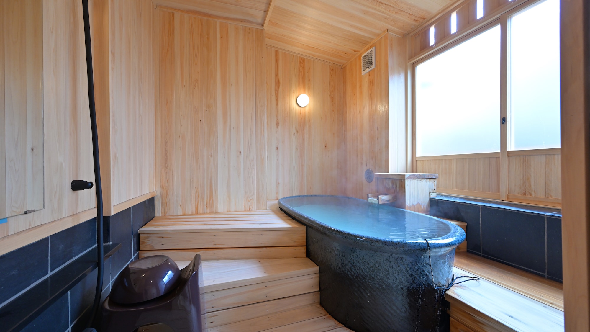 Yuri hot spring indoor bath. The size of the bathtub is W1600×D750×H580mm (inner dimension)