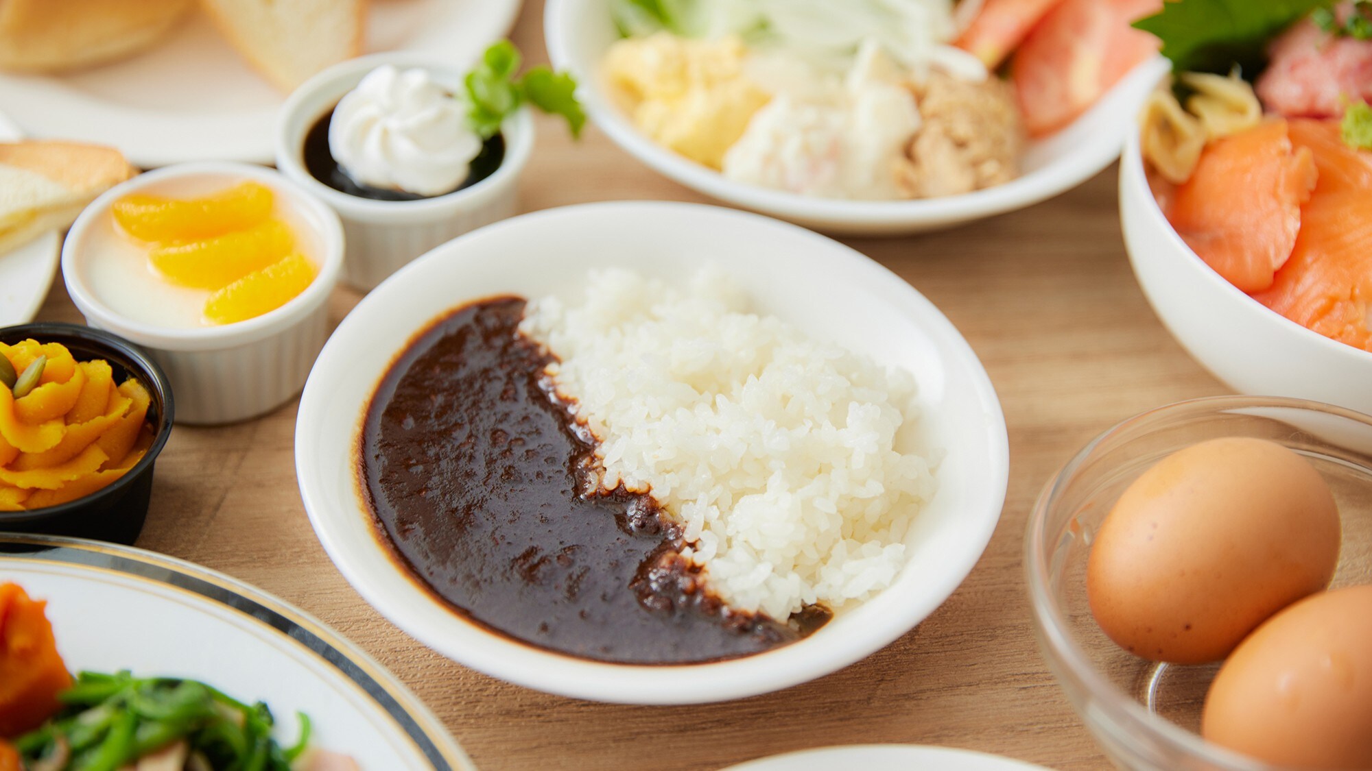 [Prasmanan sarapan] Silakan coba kari hitam kebanggaan hotel kami yang dibuat dengan rempah-rempah istimewa.