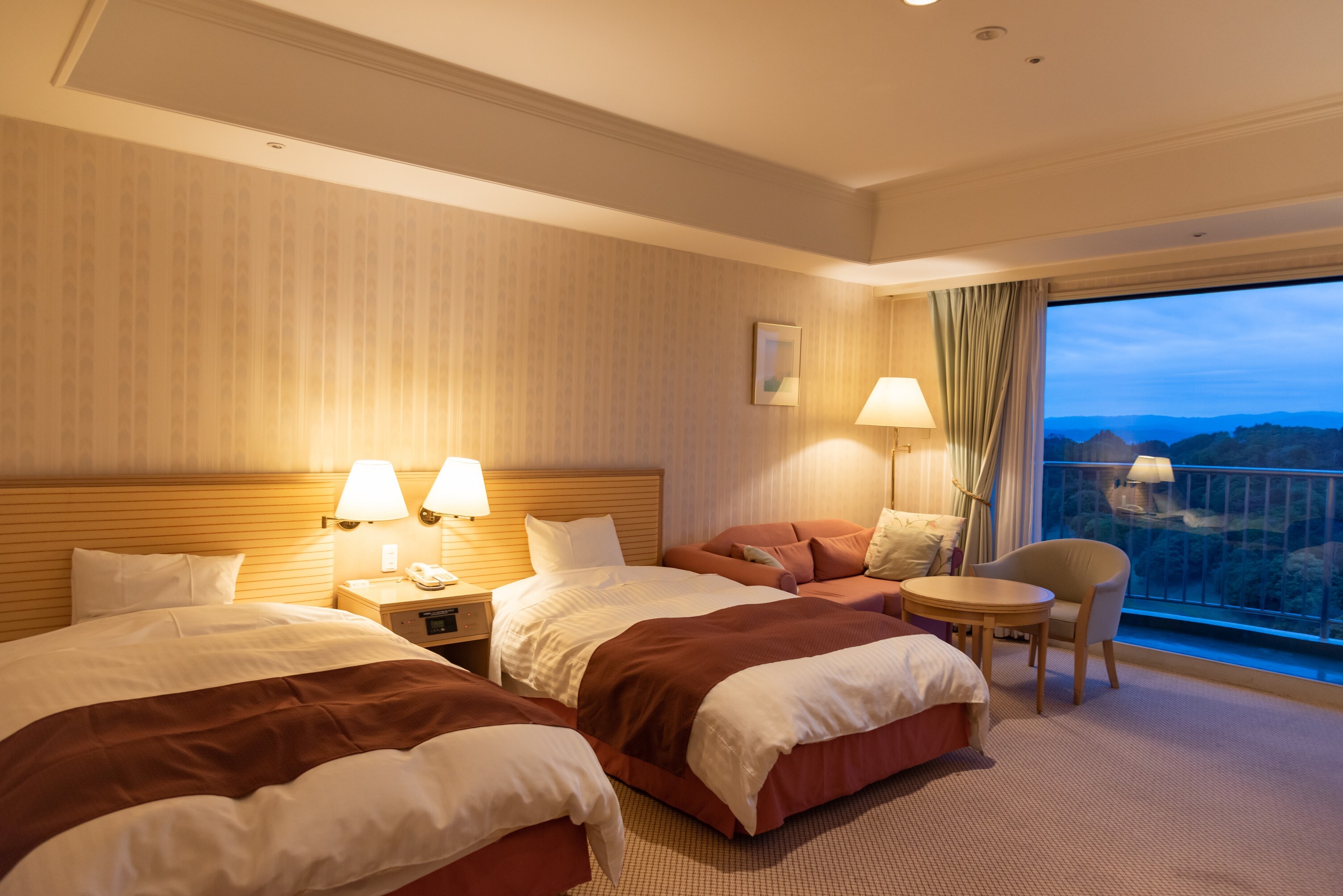 Twin room (night version)