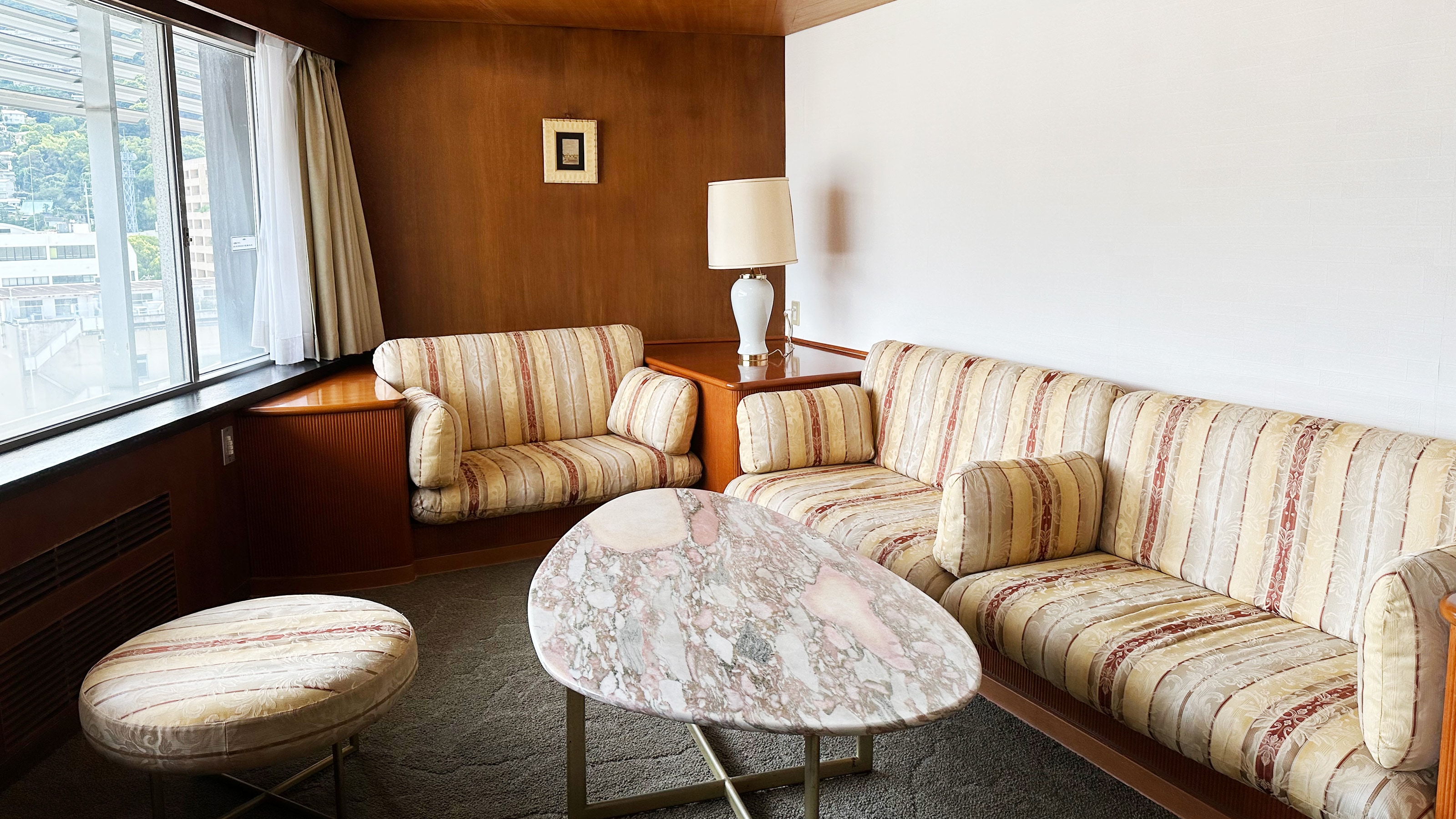 [Corner room] Japanese-style room with 10 tatami mats and living room