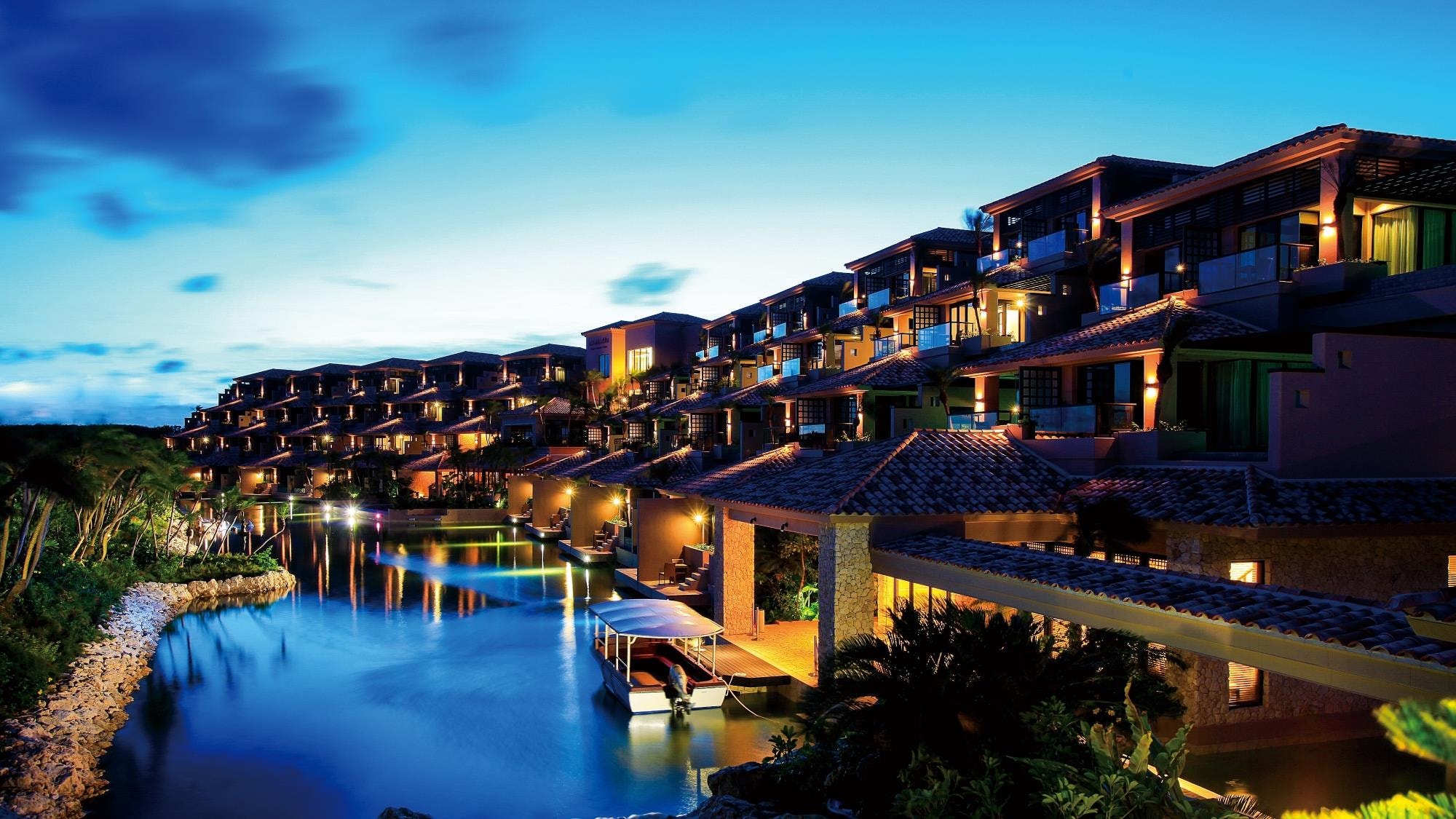 [Exterior/Pool Villa Lagoon Suite] One of the largest all-suite villas in Japan