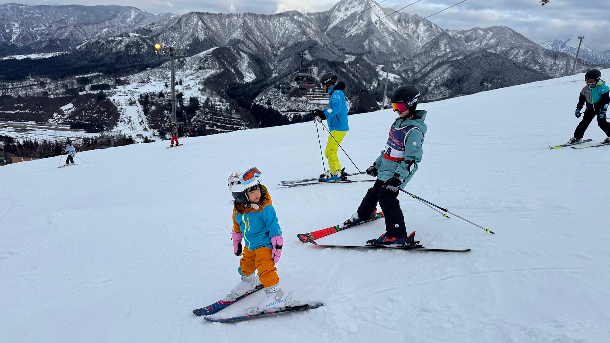 ・Lereng ski berada tepat di depan Anda, sehingga direkomendasikan juga untuk debut ski anak Anda.