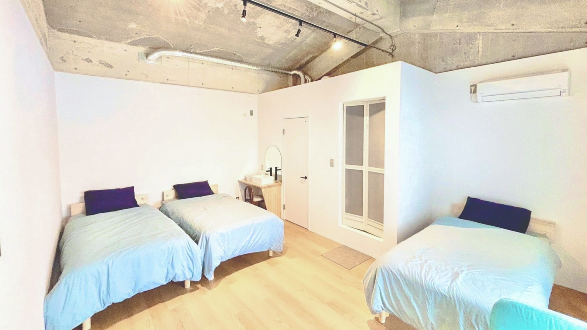 ・[三人间] 设有三张单人床。对于 4 人，我们将提供额外的蒲团。