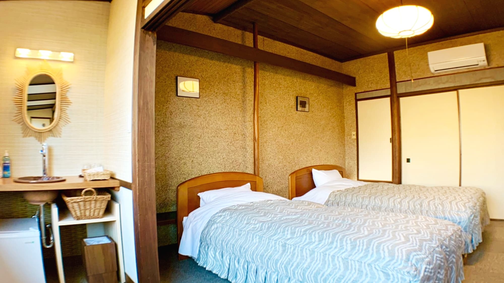 * Wisteria (Japanese-style room + Western-style twin bed)