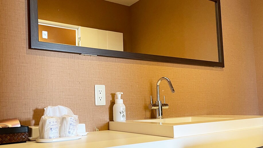 [Suite Room] A spacious wash basin provides a comfortable stay.