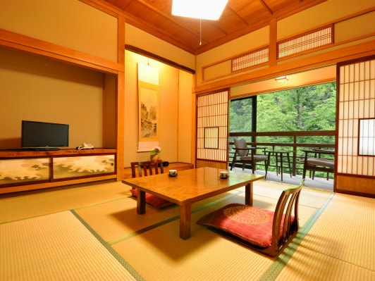 A guest room that retains the atmosphere of the early Showa period. ◇ Japanese-style room with 8 tatami mats