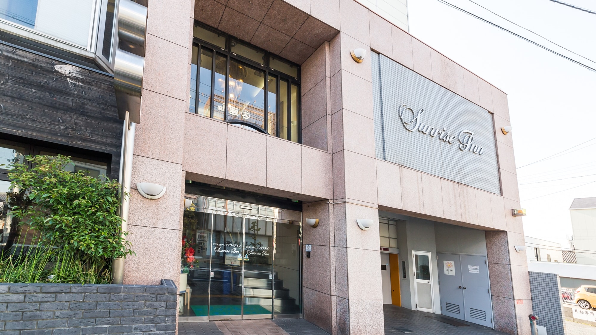 [Exterior] Conveniently located just a 3-minute walk from Kaizuka Station on the Nankai Main Line.