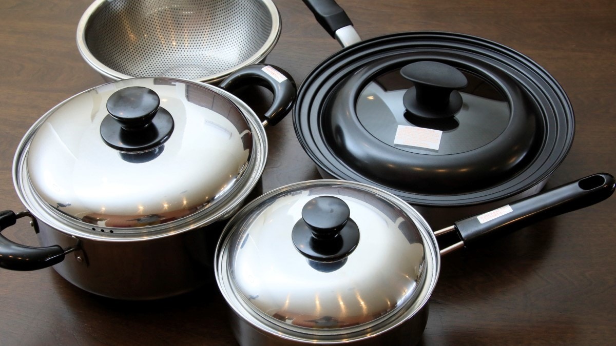 [Guest room amenities] We have several types of kitchen utensils available.