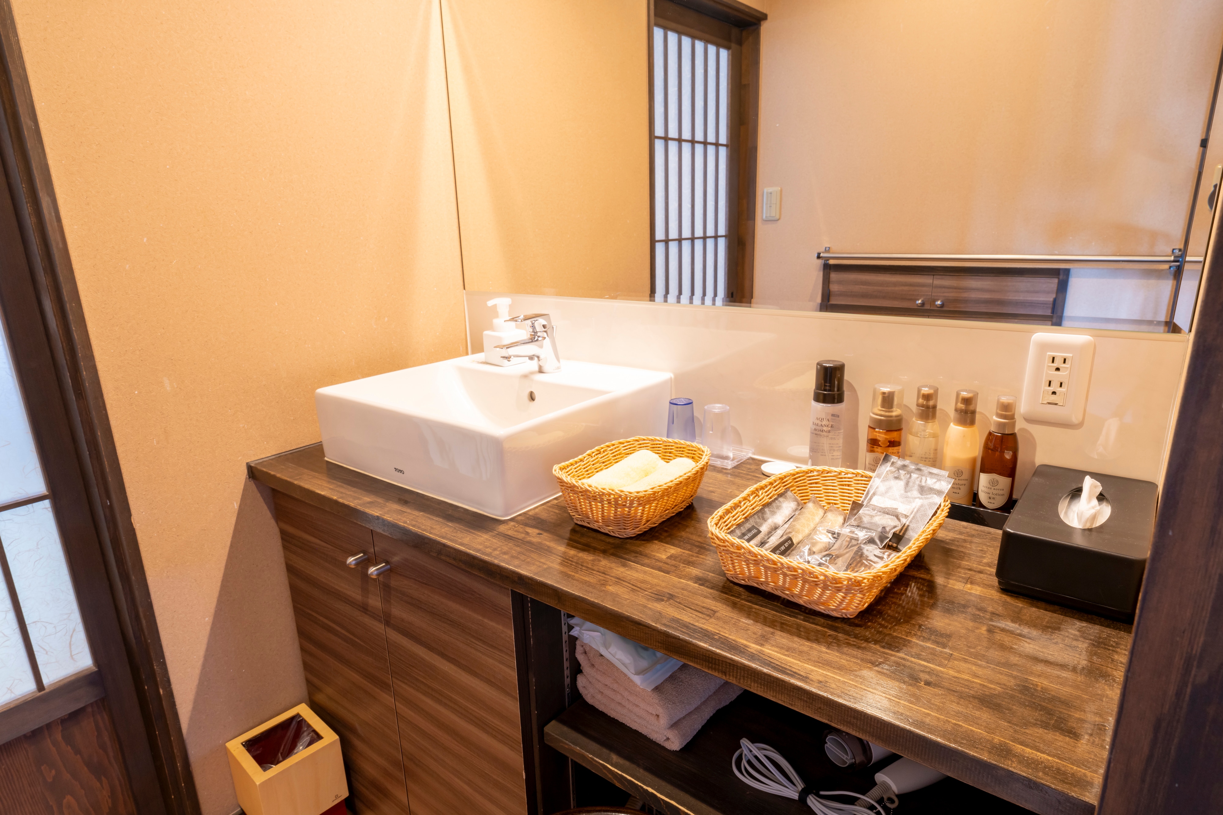 [Shinano-tei / Sakura-no-iro] Twin room with bath at the world-famous hot spring "Mayu"