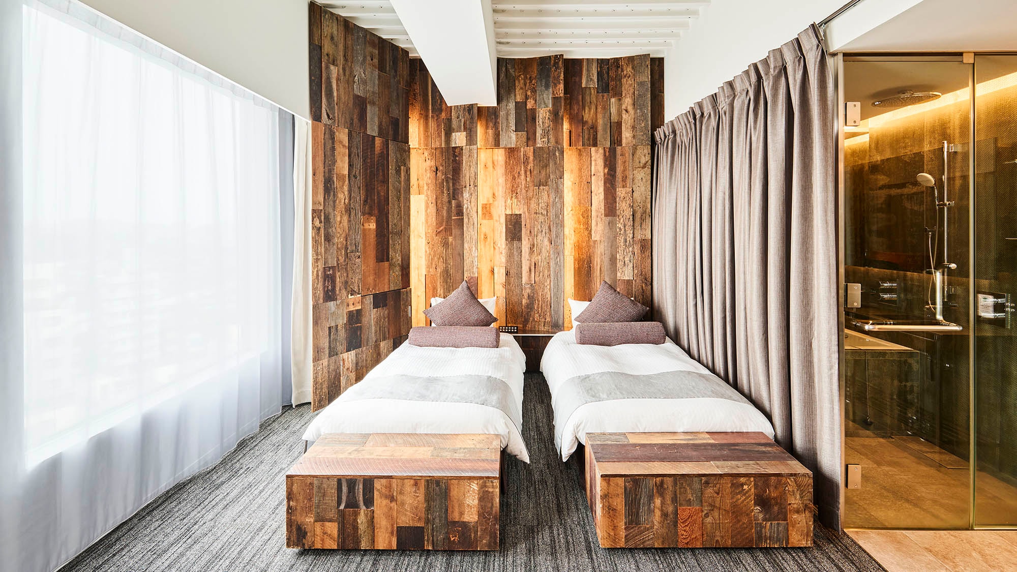 Atelier Suite | Lantai 10 / 56 meter persegi / Kapasitas 4 orang / 2 tempat tidur lebar 92cm & 1 tempat tidur sofa lebar 140cm