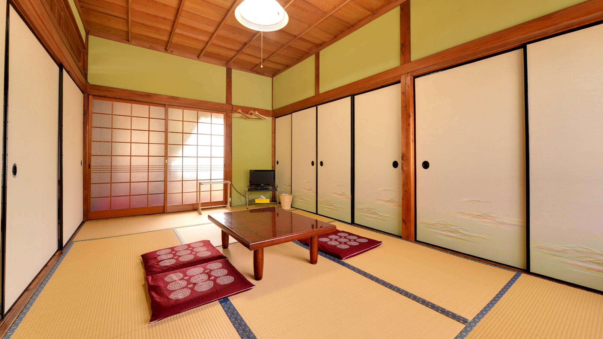 * [Japanese-style room 8 tatami mats] Please relax in the tatami room.