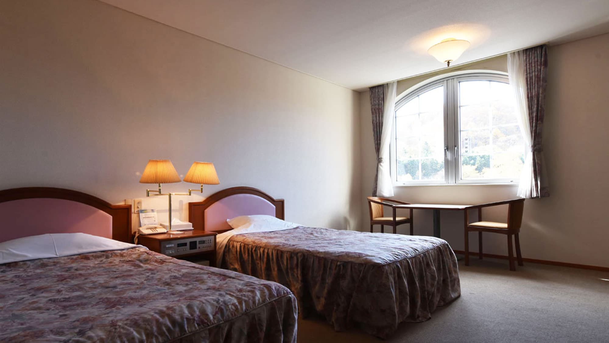 [Twin Room] Enjoy the view from the large window.