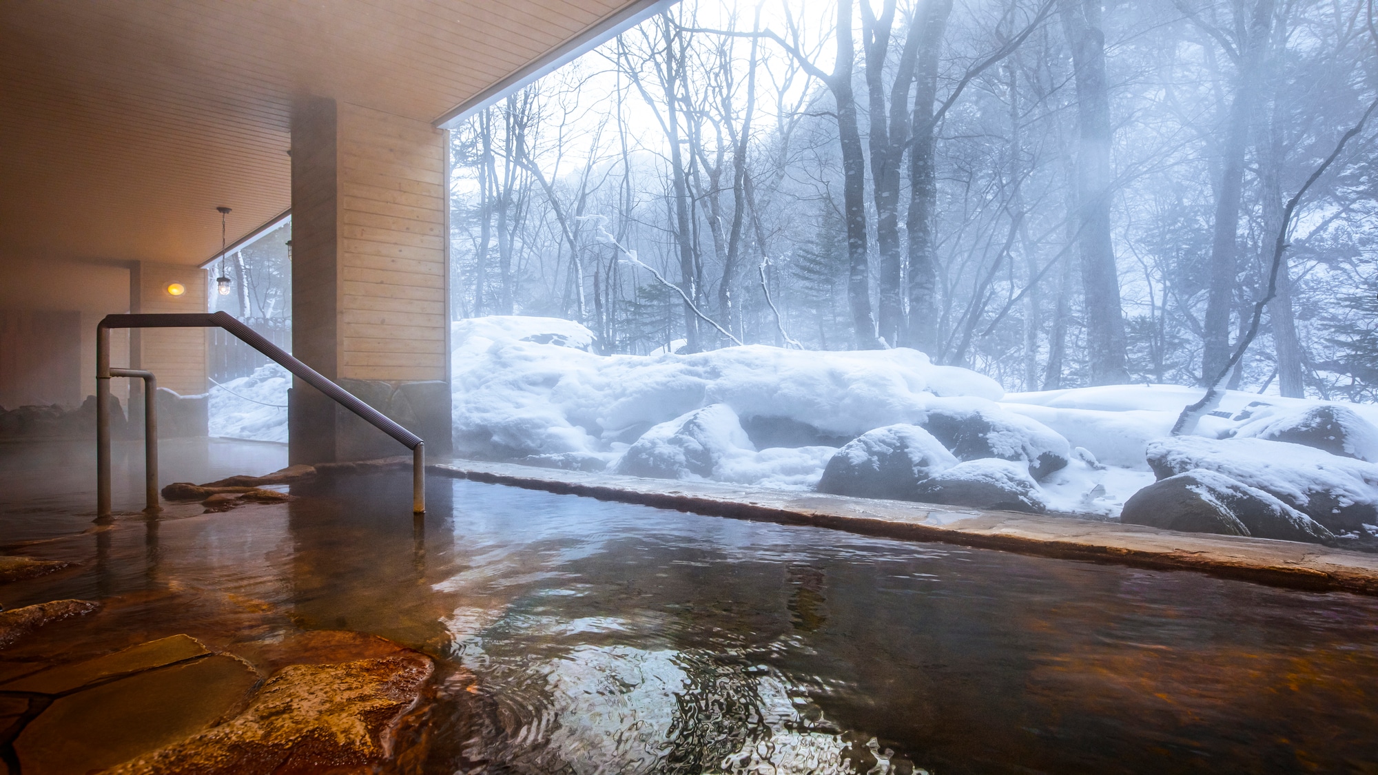 【天然溫泉「河之語」】一邊享受露天浴池，一邊感受清爽的冷風，欣賞雪景，別有一番風味