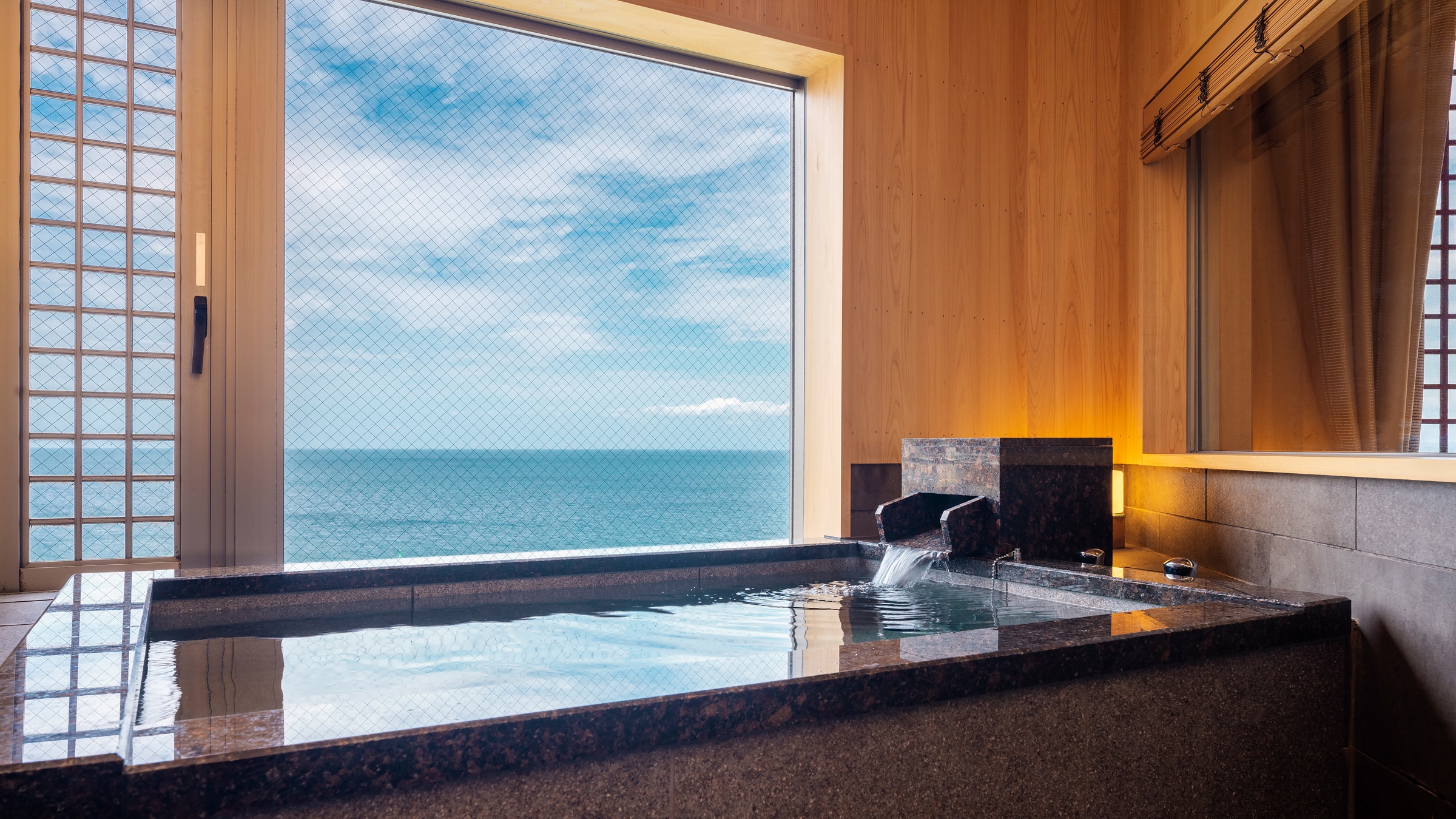 [Special floor "Riraku" Grande Room A (with a bath with a view)] A view bath where you can soak in a hot spring and see the beautiful sea