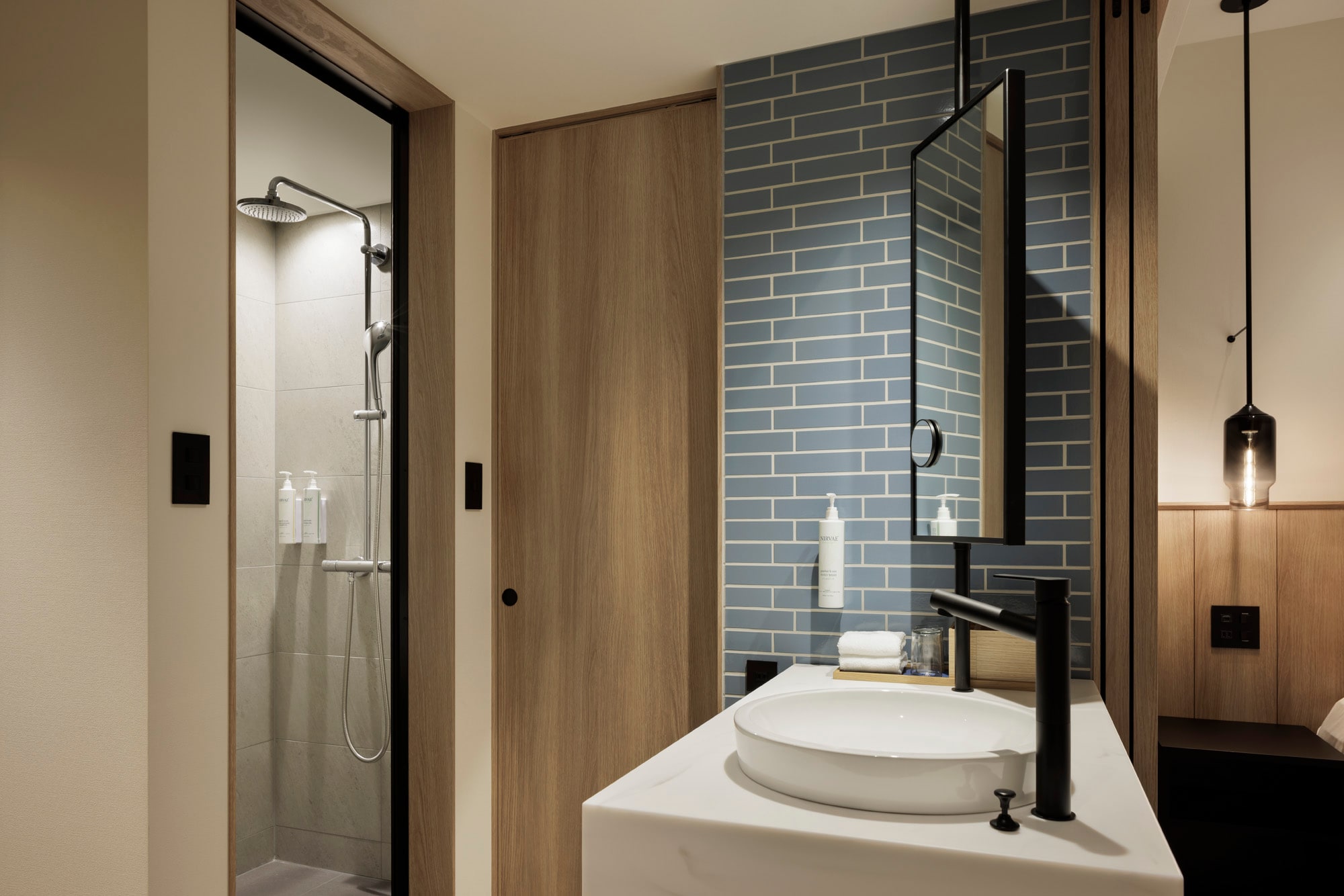 Bathroom: The bath and toilet are separate, so you can use your time effectively when preparing for your morning outing.