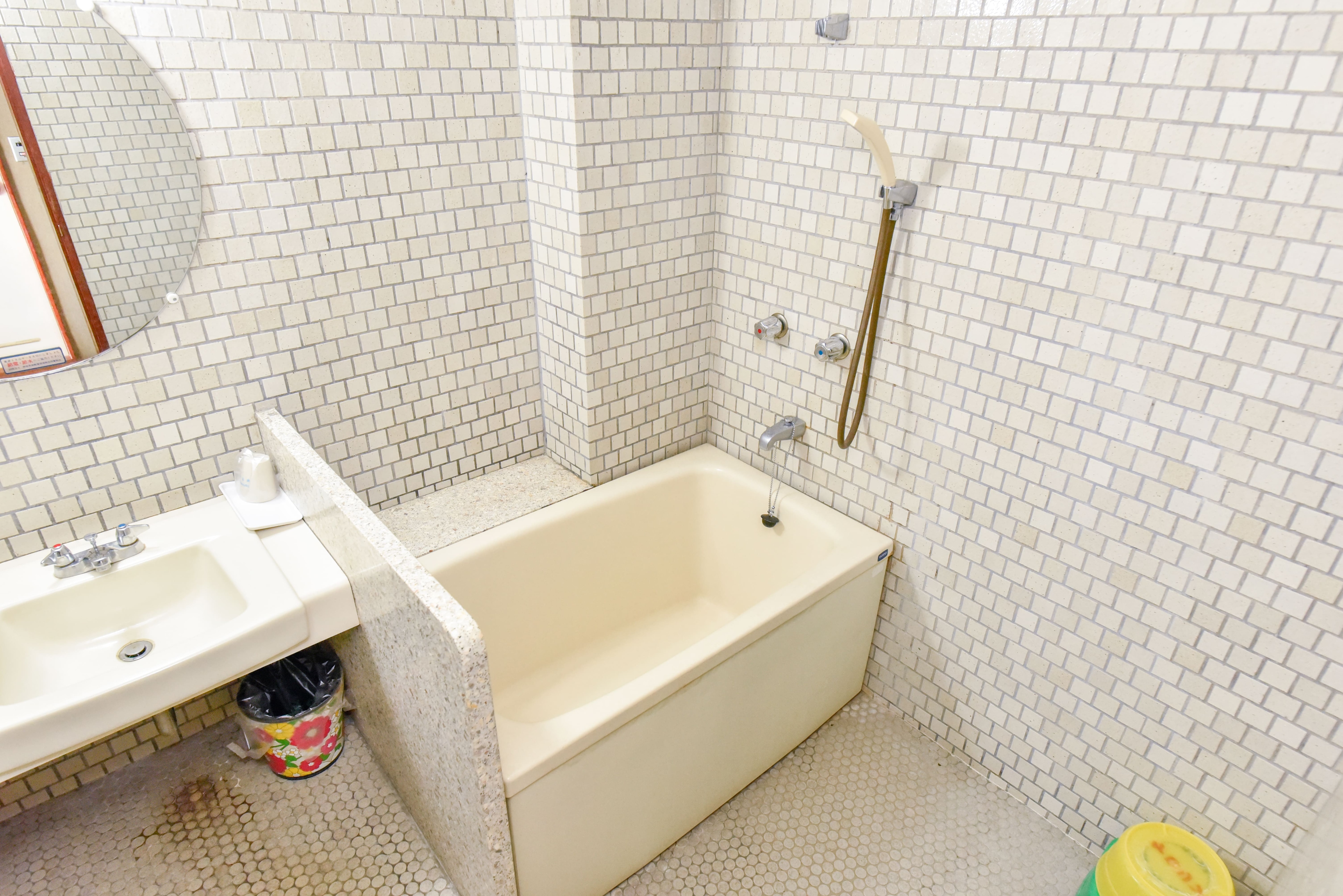 Bath (Kamar bergaya Jepang)